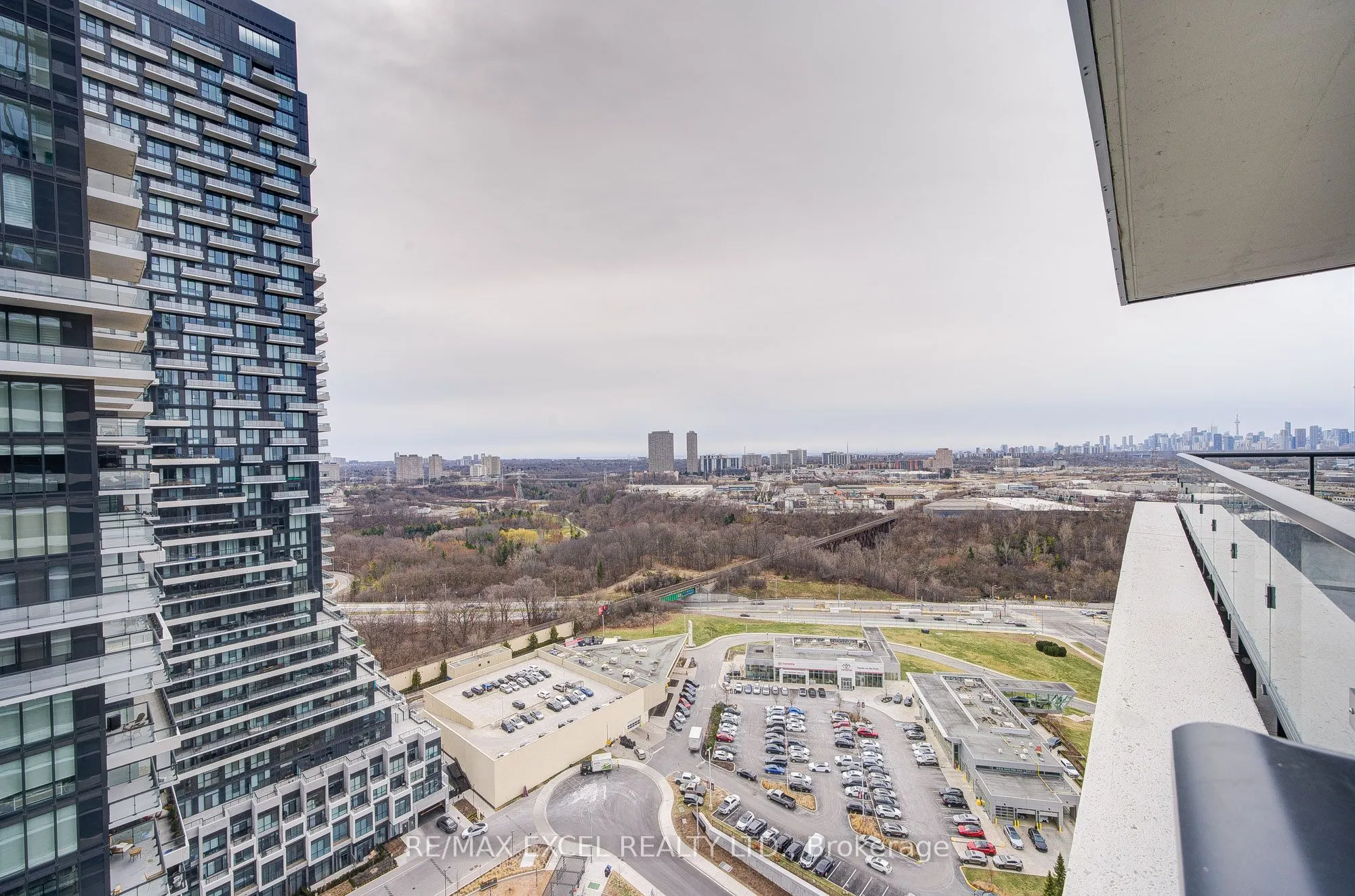 10 Inn On The Park Drive, #2206