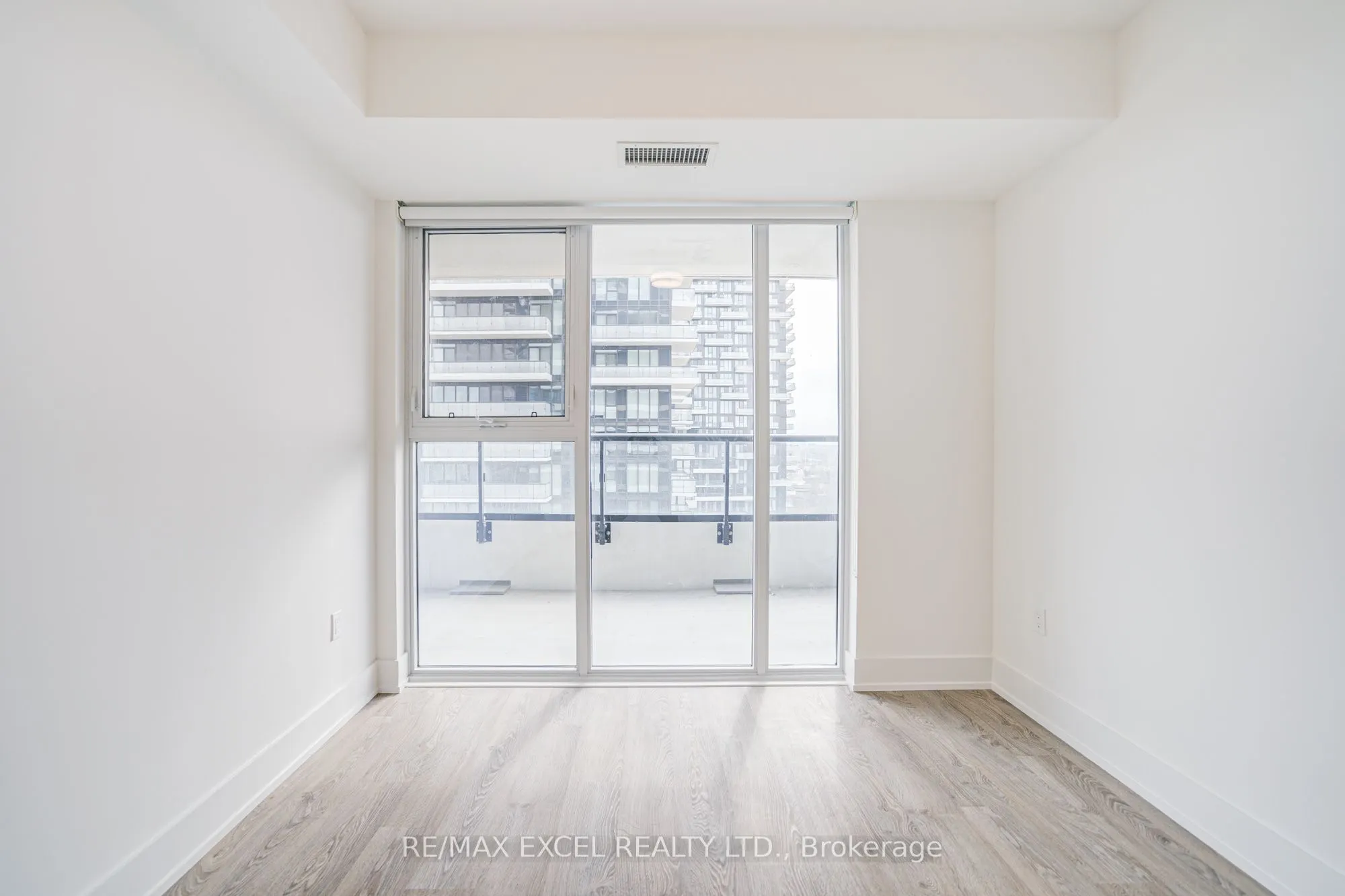 10 Inn On The Park Drive, #2206