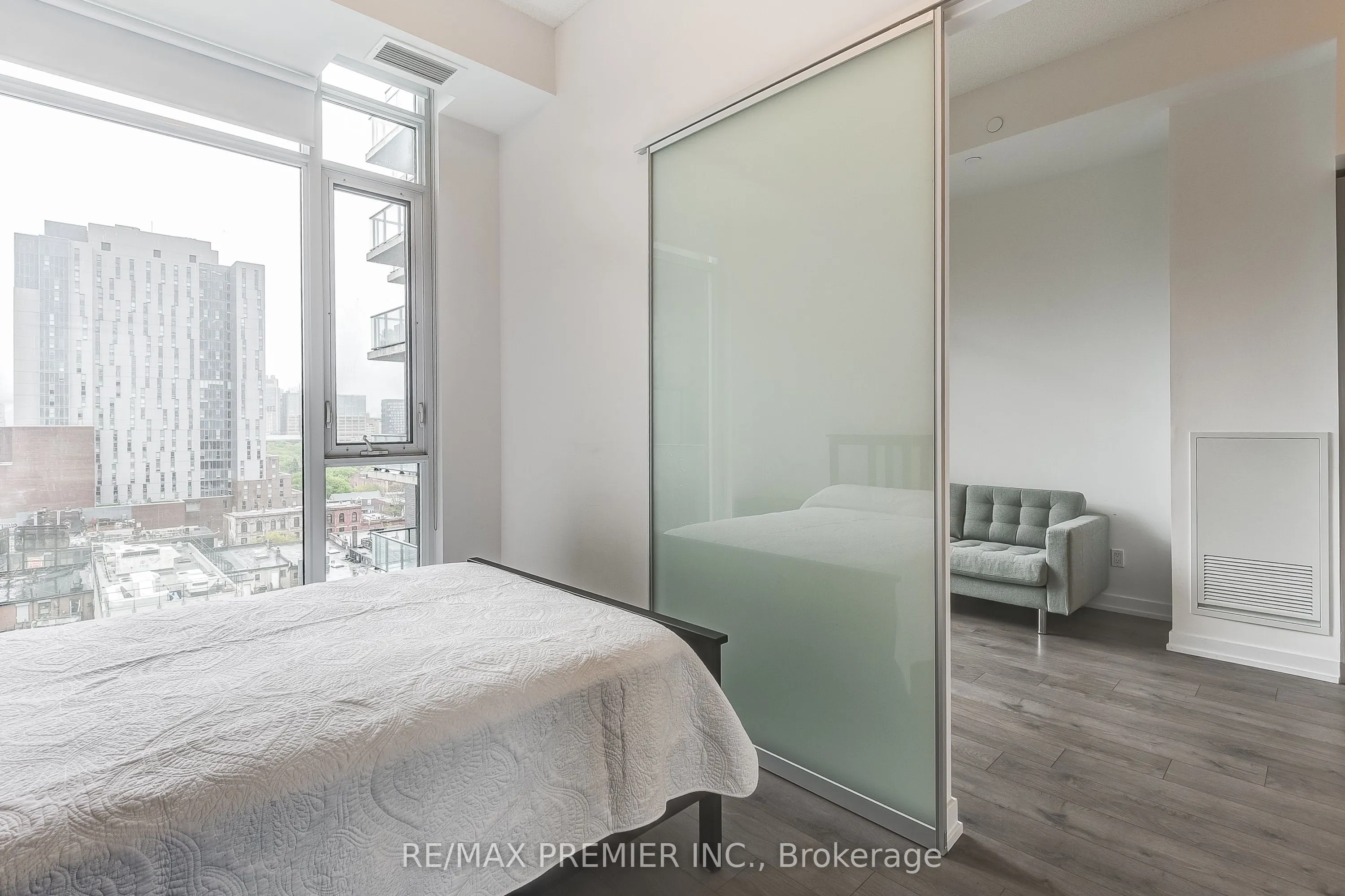 297 College Street, #1002
