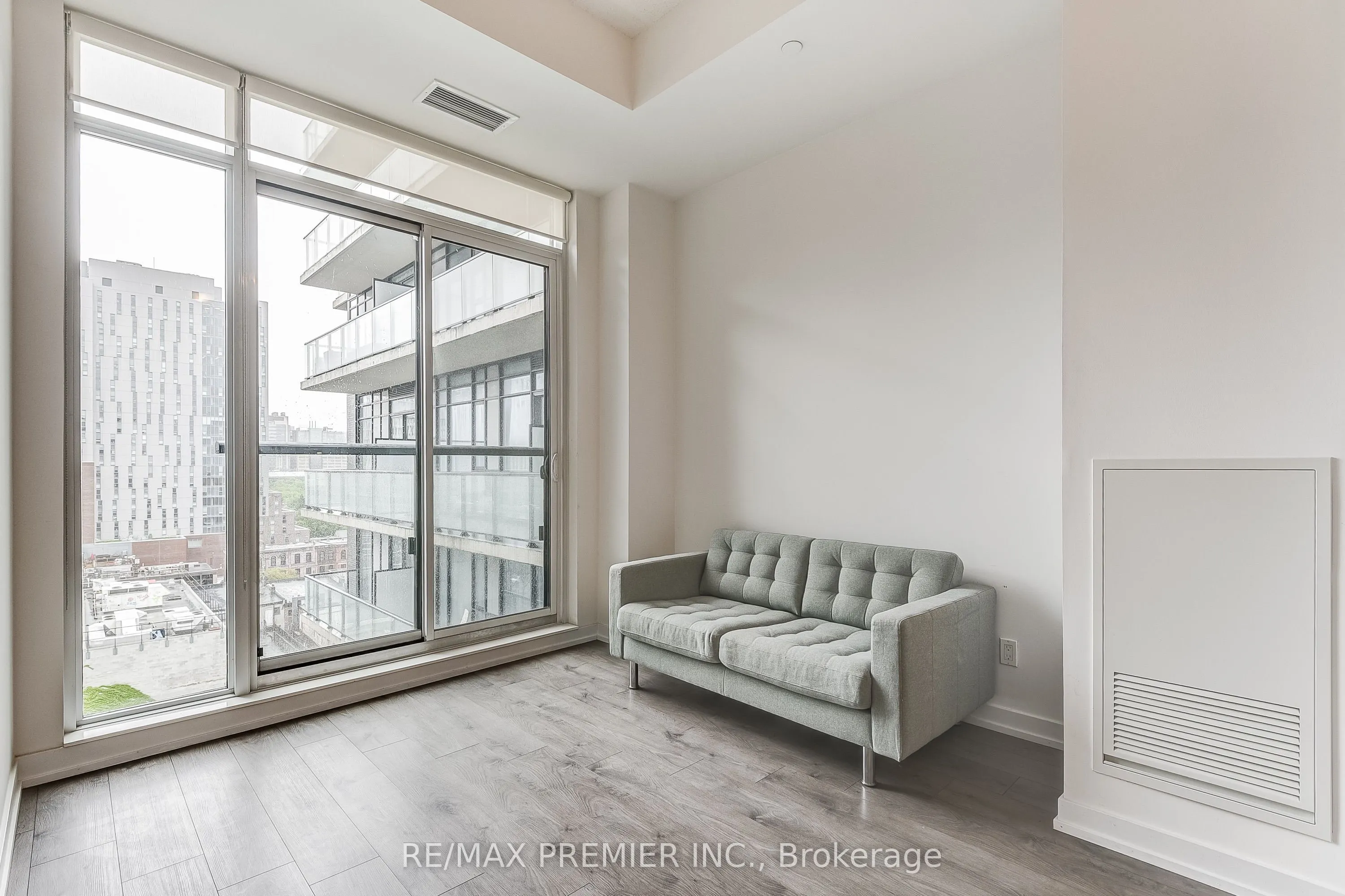 297 College Street, #1002