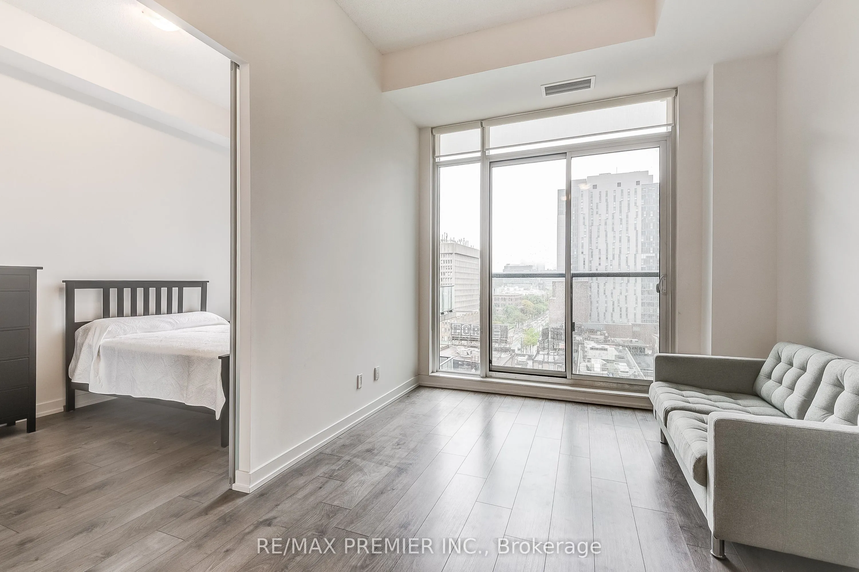 297 College Street, #1002