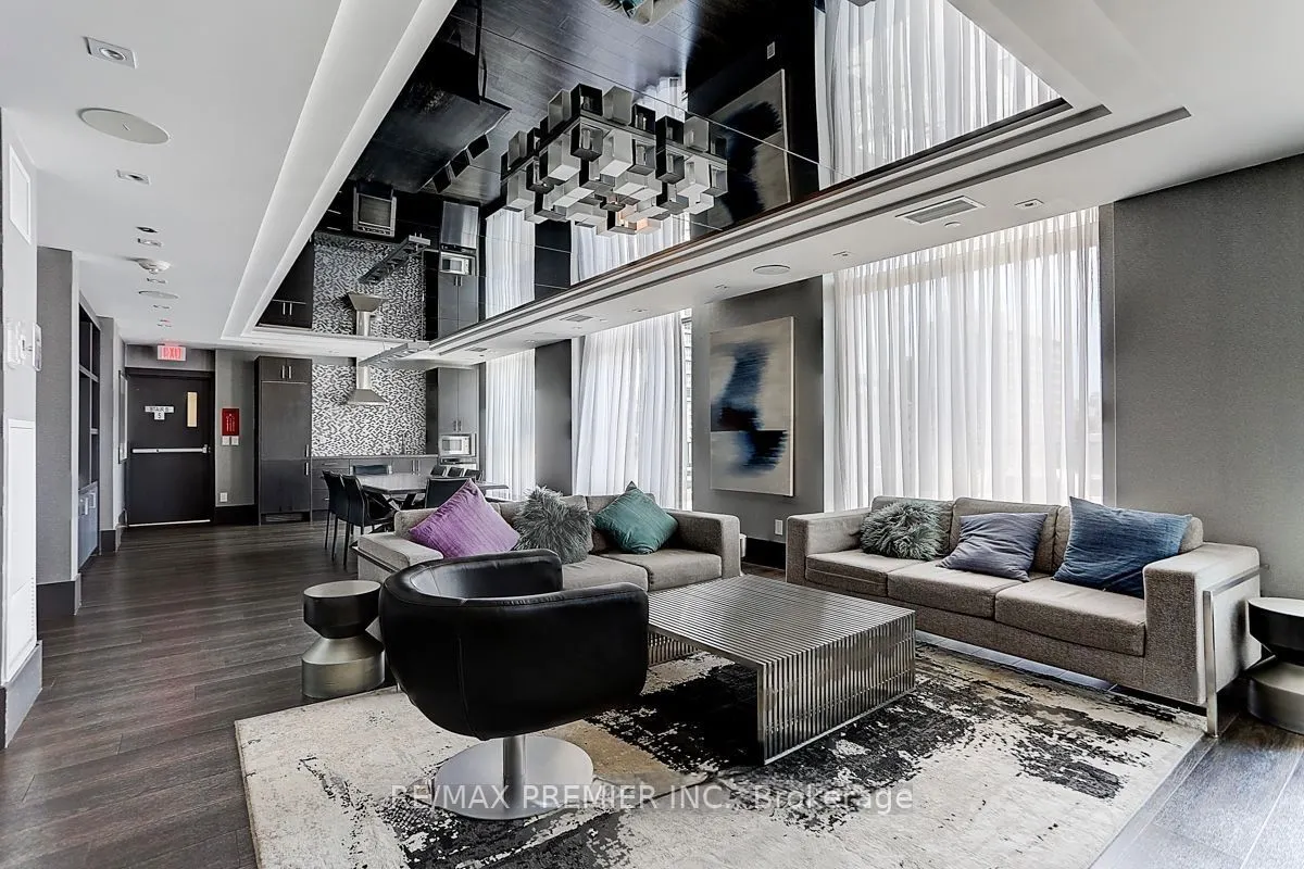 297 College Street, #1002