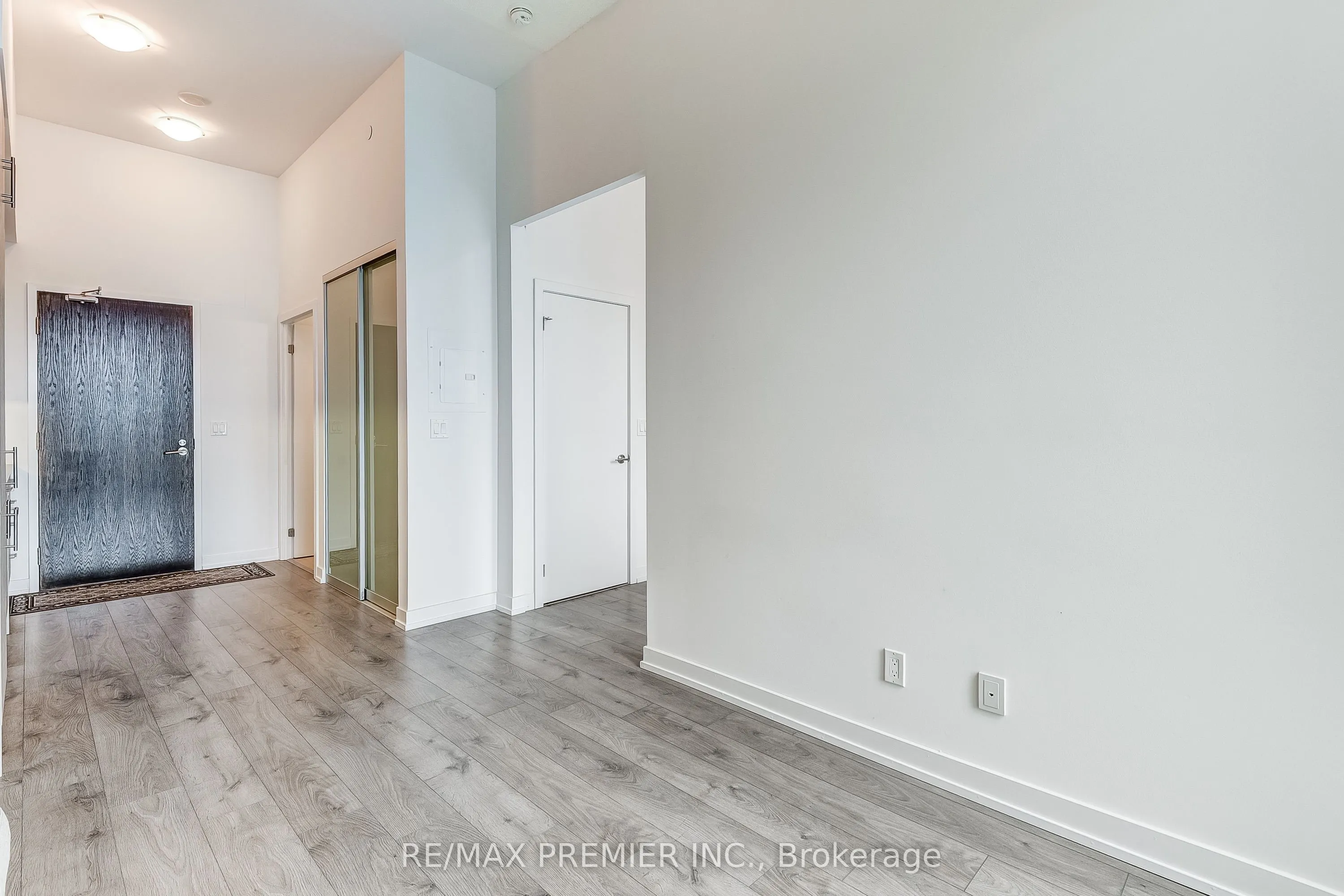 297 College Street, #1002