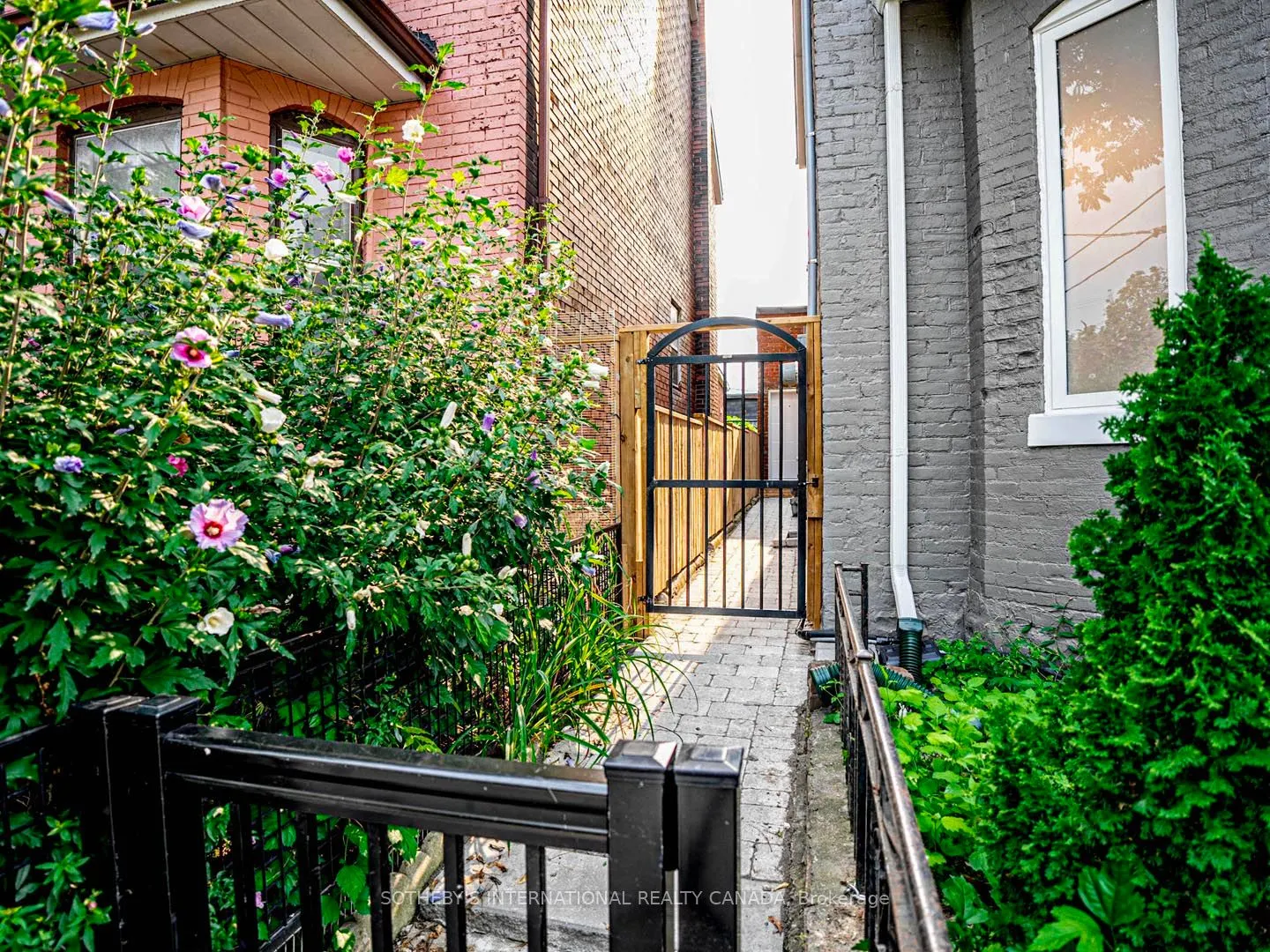 290 Bathurst Street