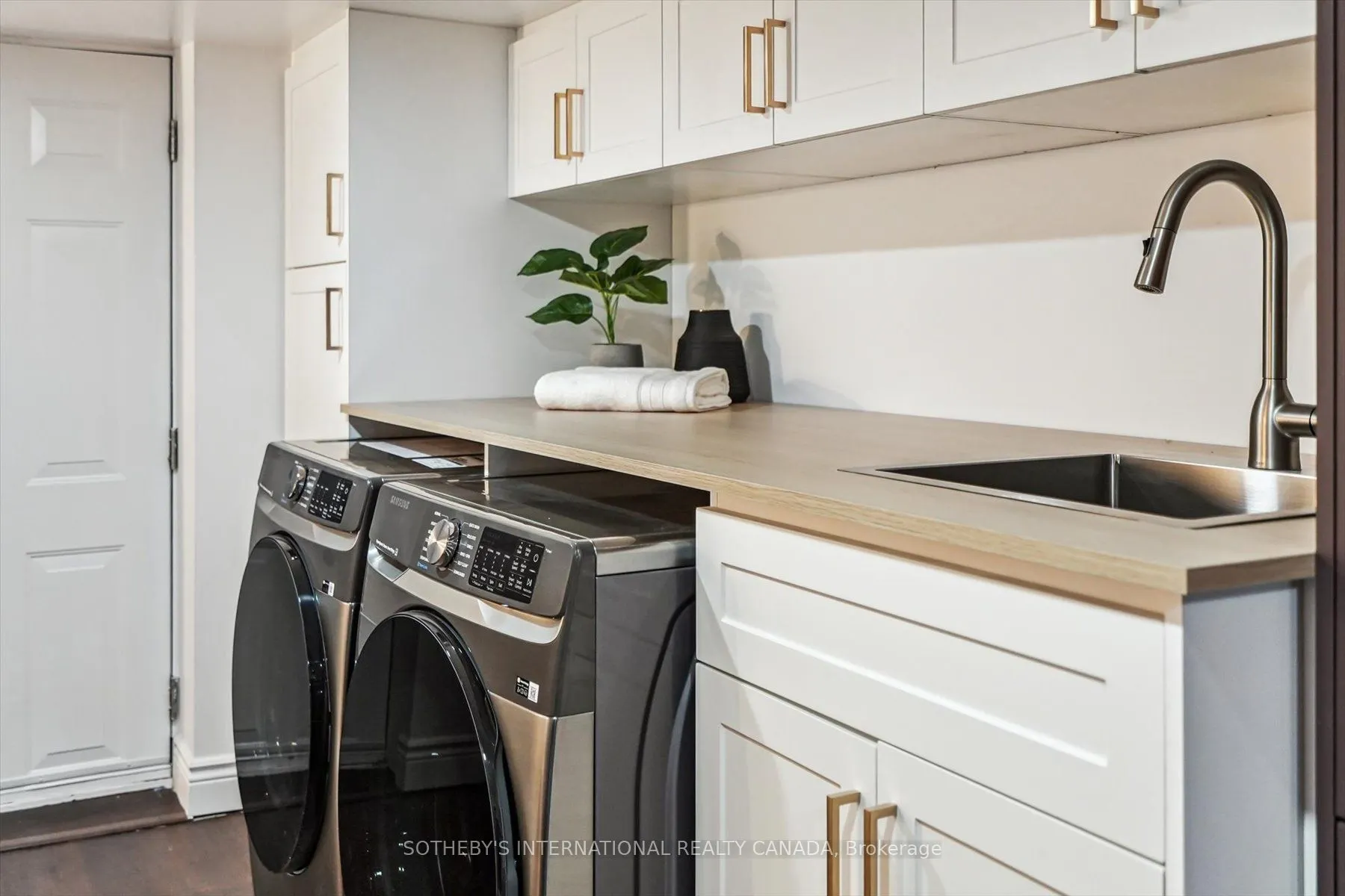 290 Bathurst Street