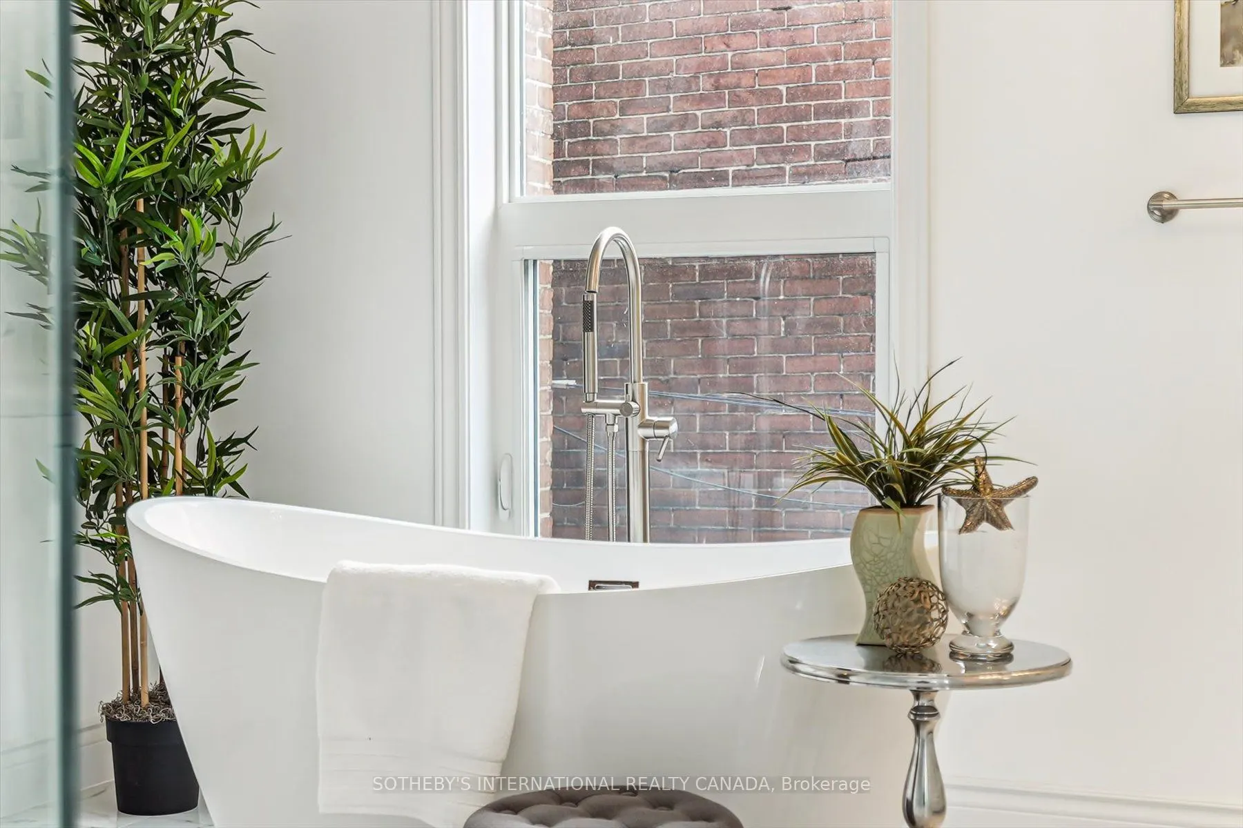 290 Bathurst Street
