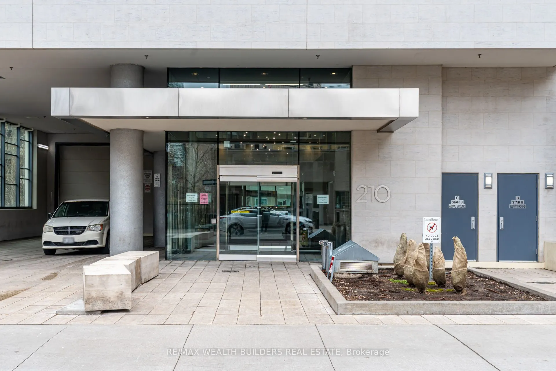 210 Simcoe Street, #1706