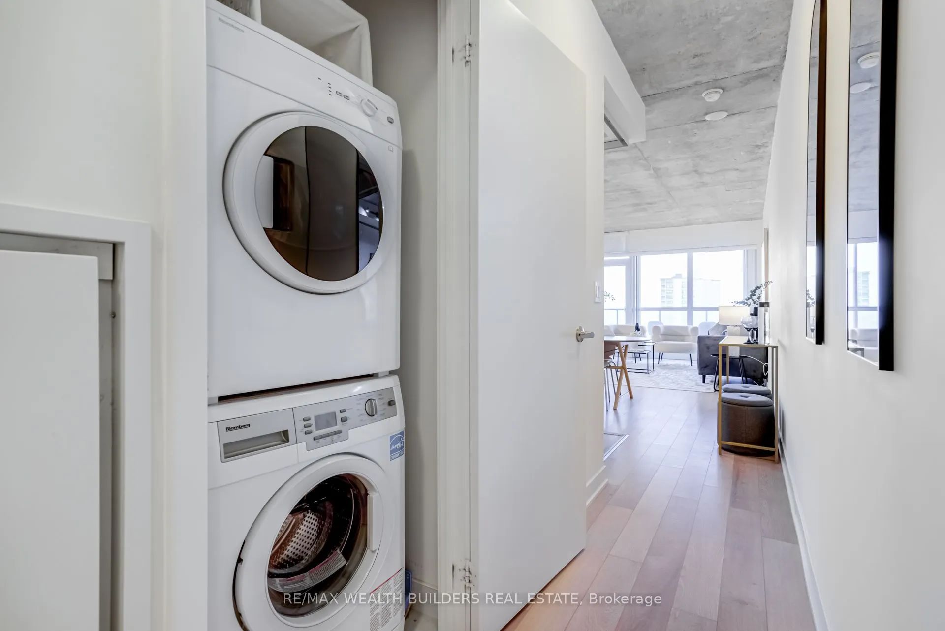 210 Simcoe Street, #1706