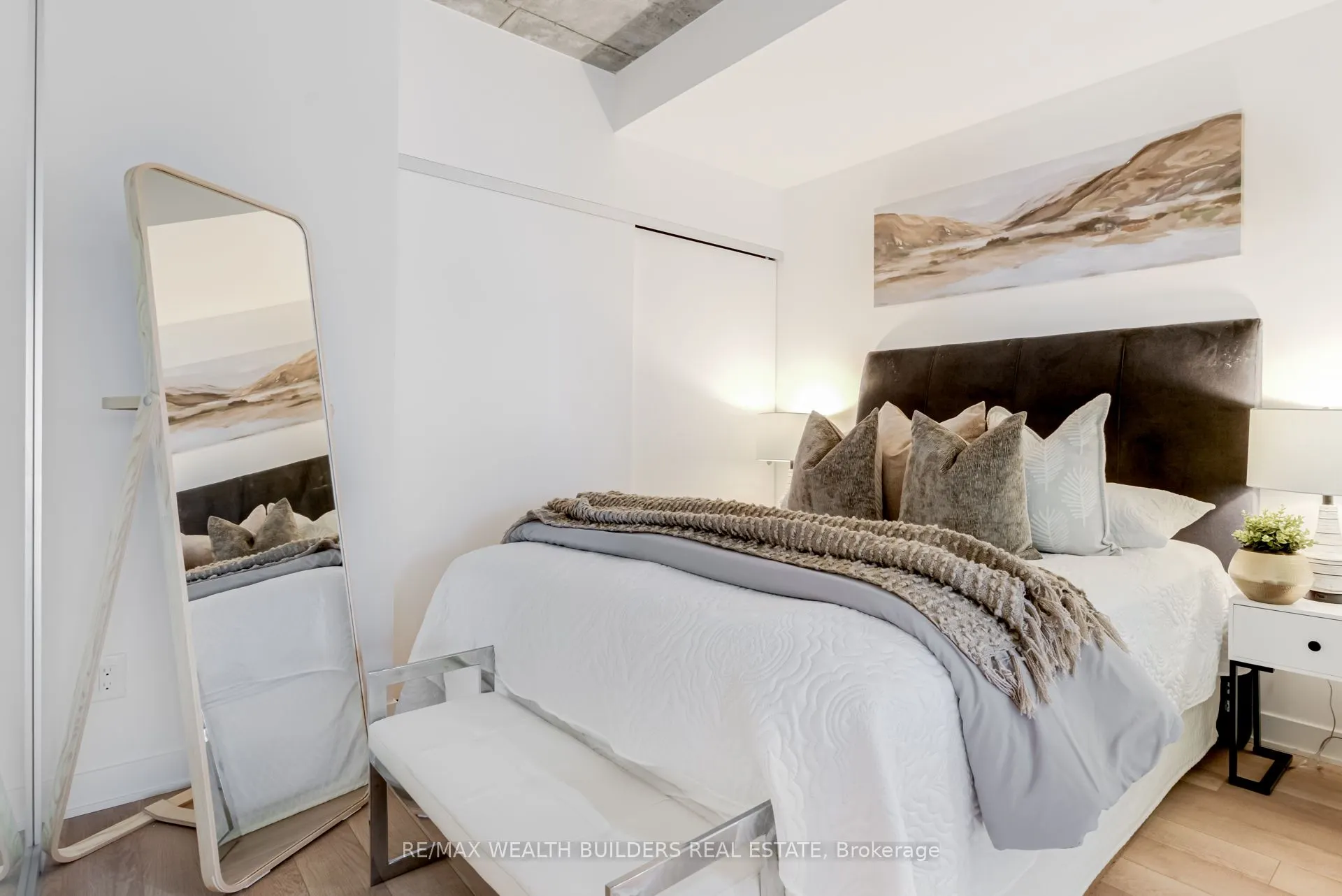 210 Simcoe Street, #1706