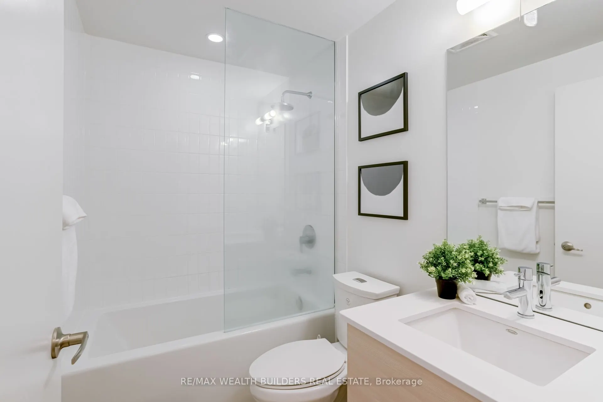 210 Simcoe Street, #1706