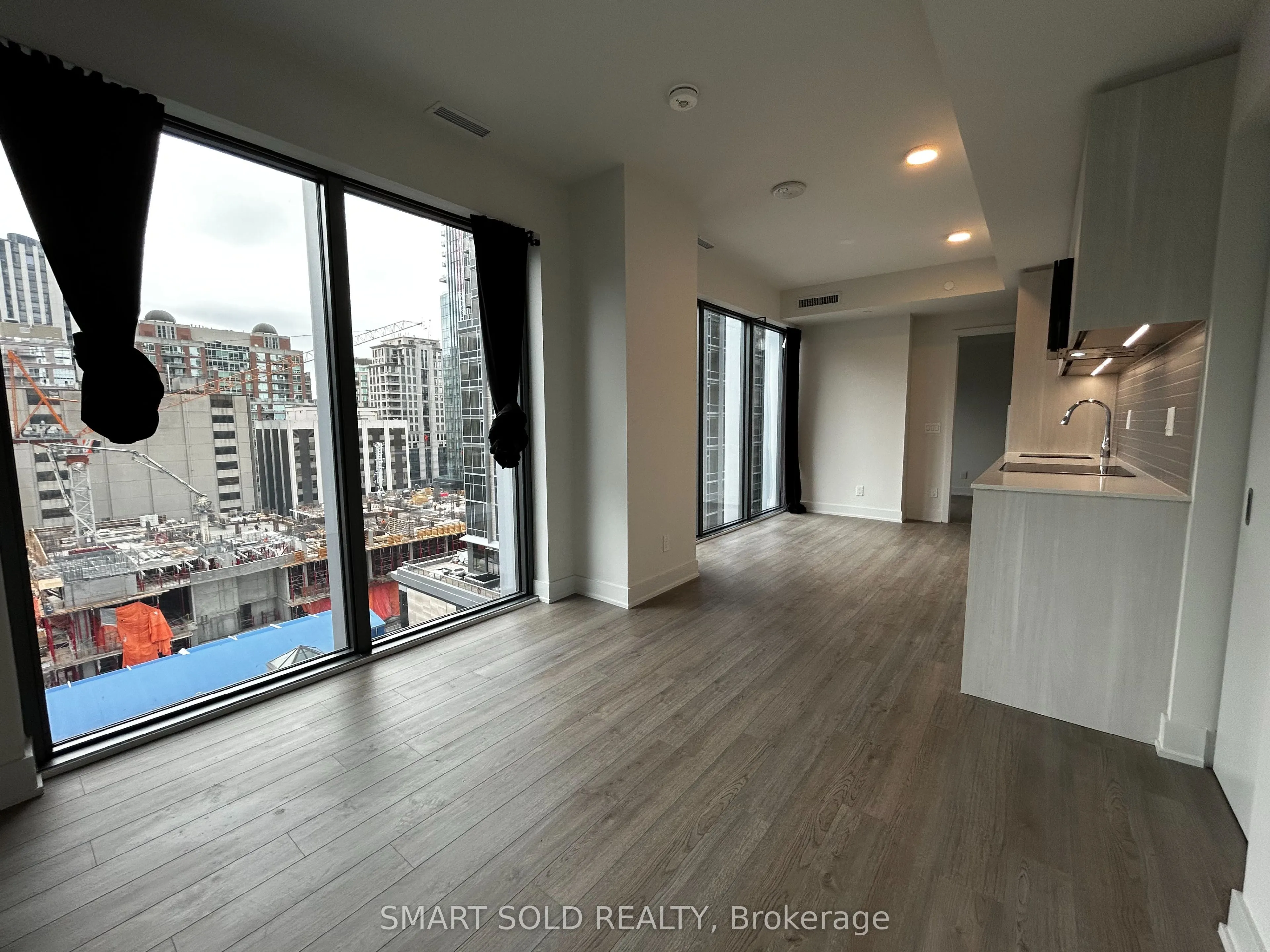 8 Cumberland Street, #903