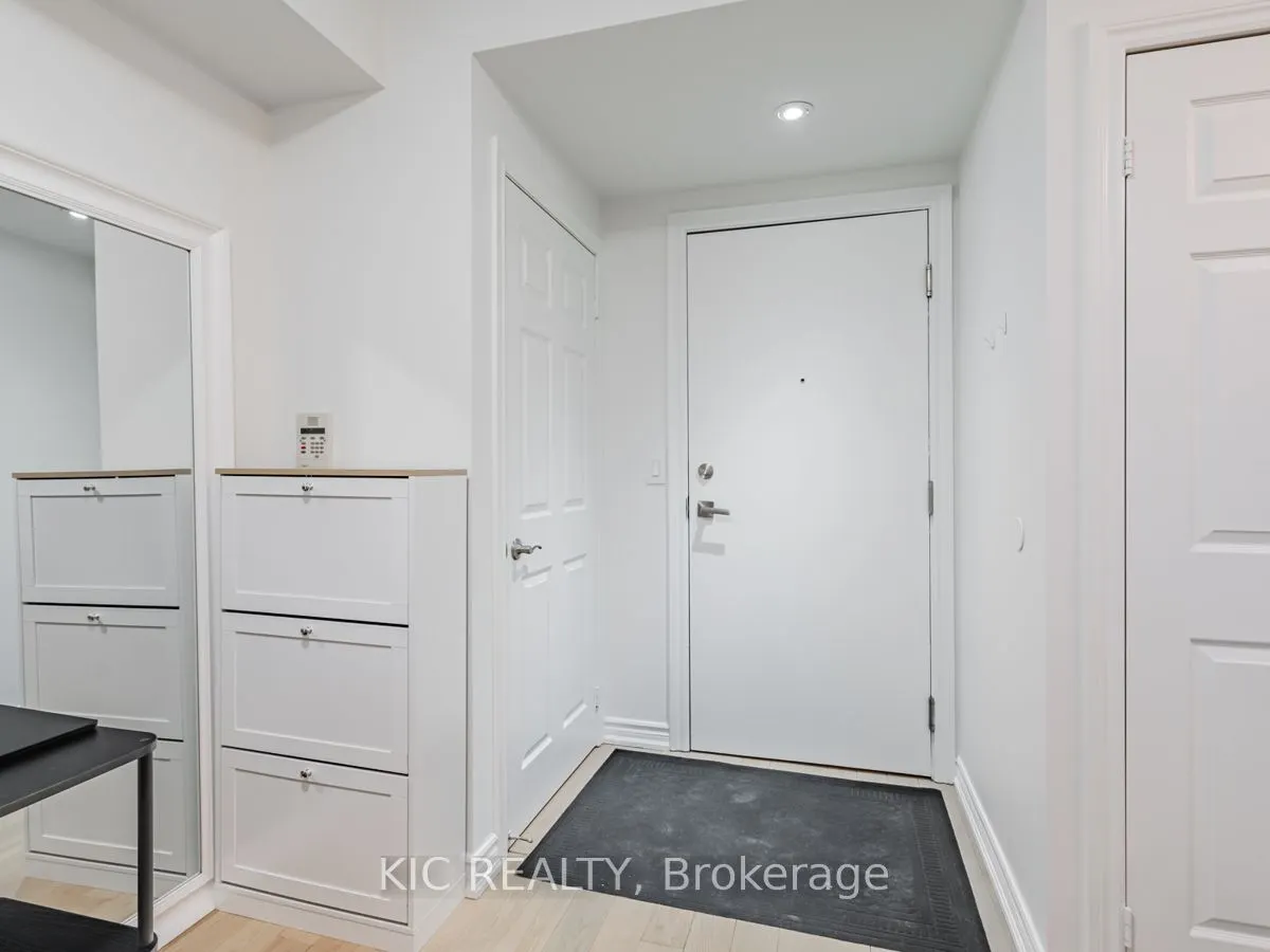 250 Wellington Street W #1727