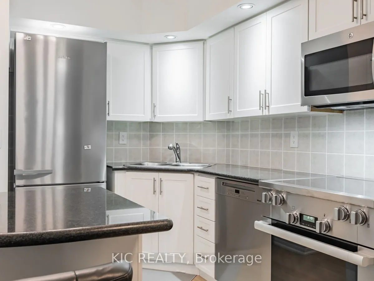 250 Wellington Street W #1727