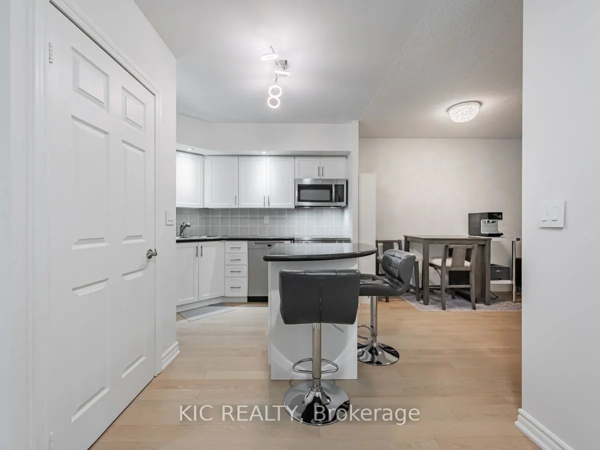 250 Wellington Street W #1727