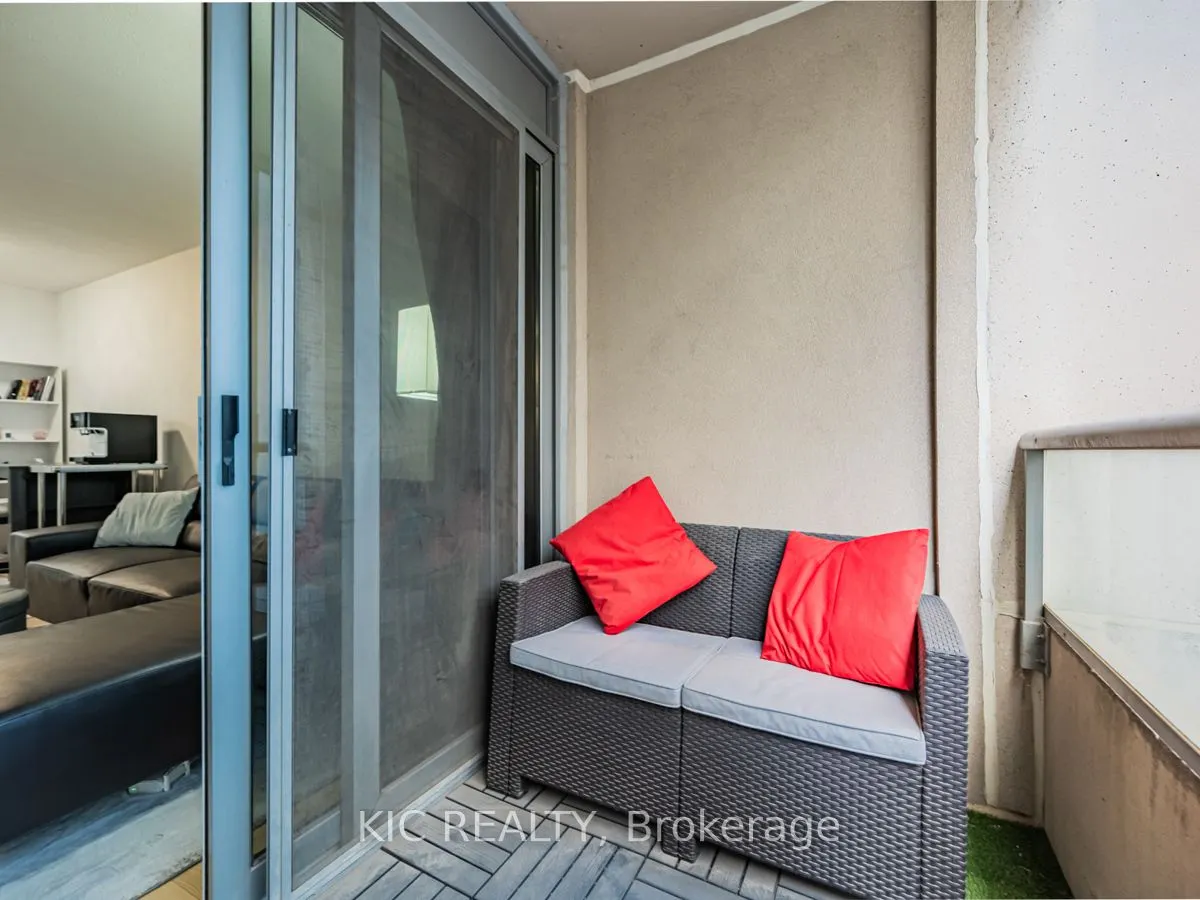250 Wellington Street W #1727