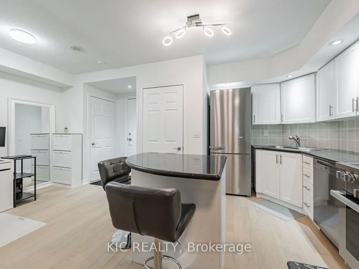 250 Wellington Street W #1727