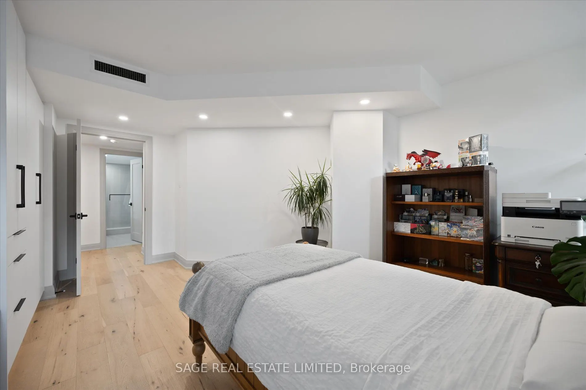 160 Frederick Street, #305