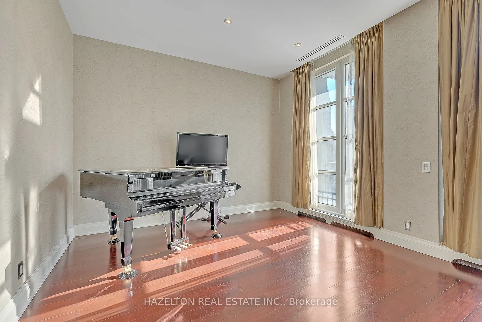 118 Yorkville Avenue, #601