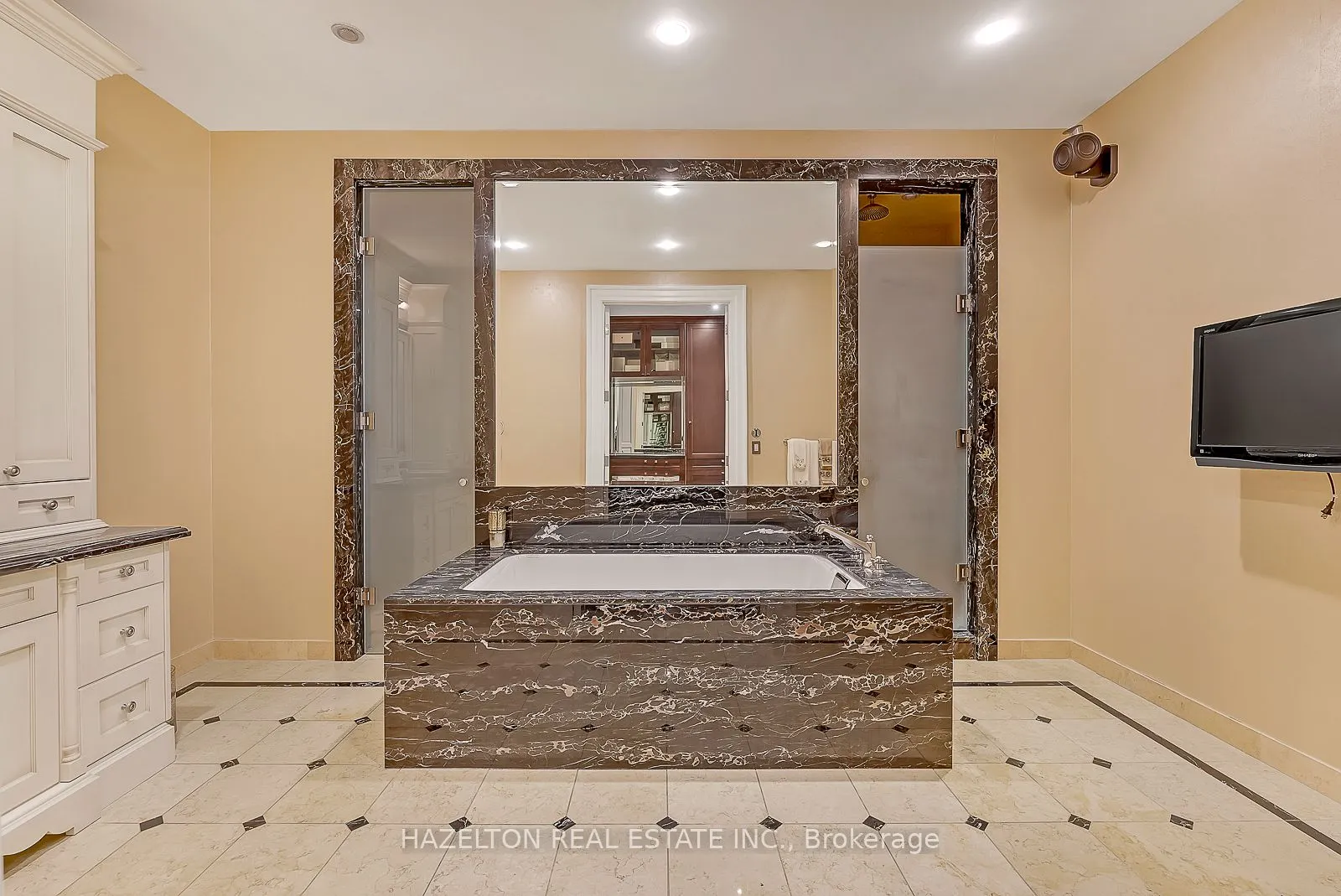 118 Yorkville Avenue, #601