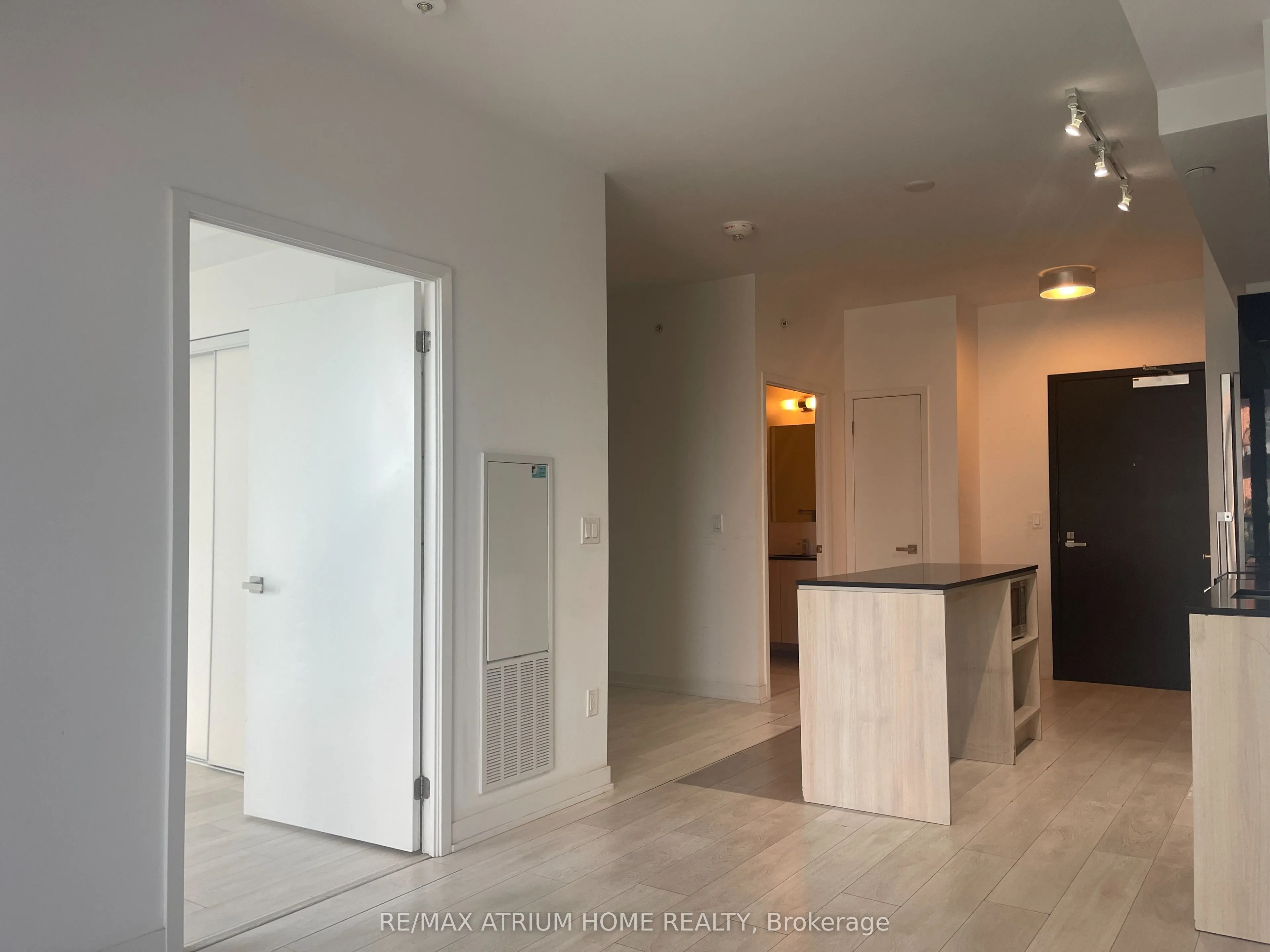 31 tippett Road, #919