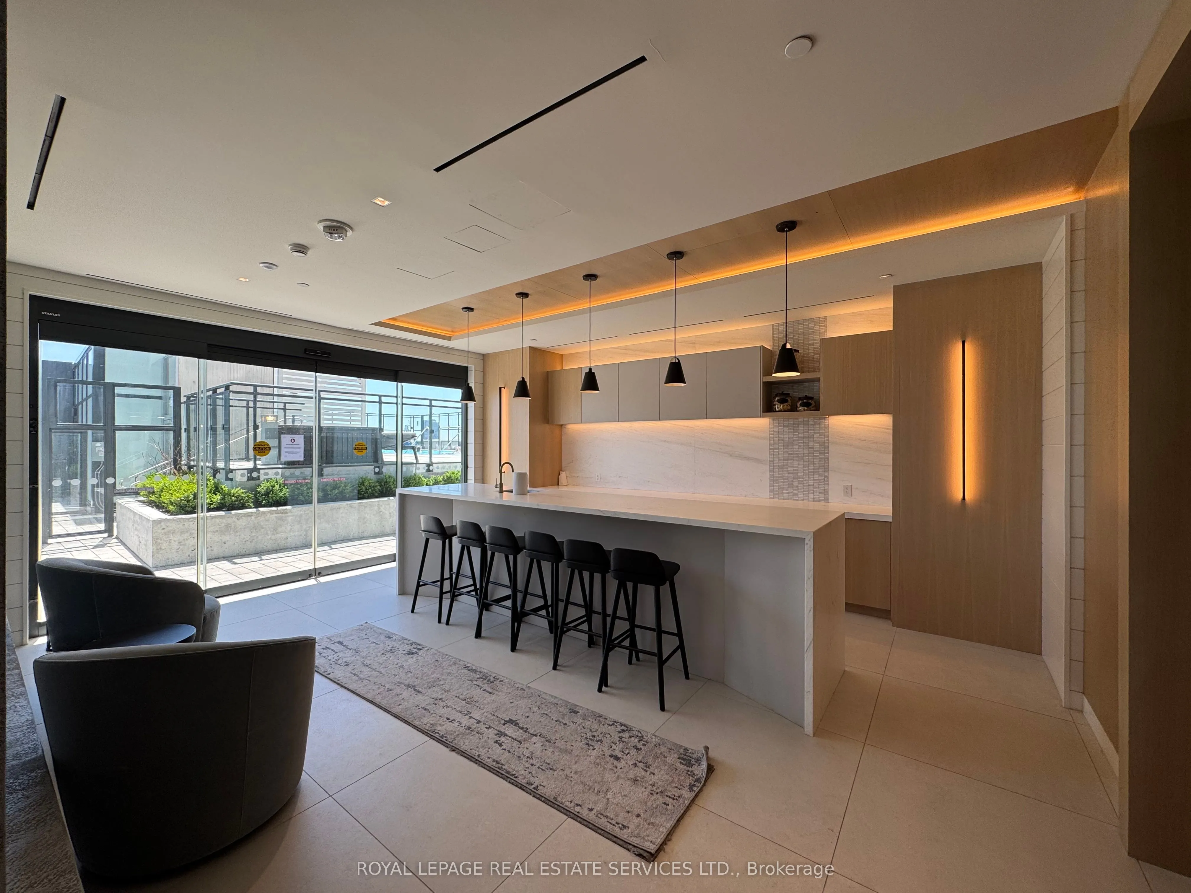5 Defries Street N, #208