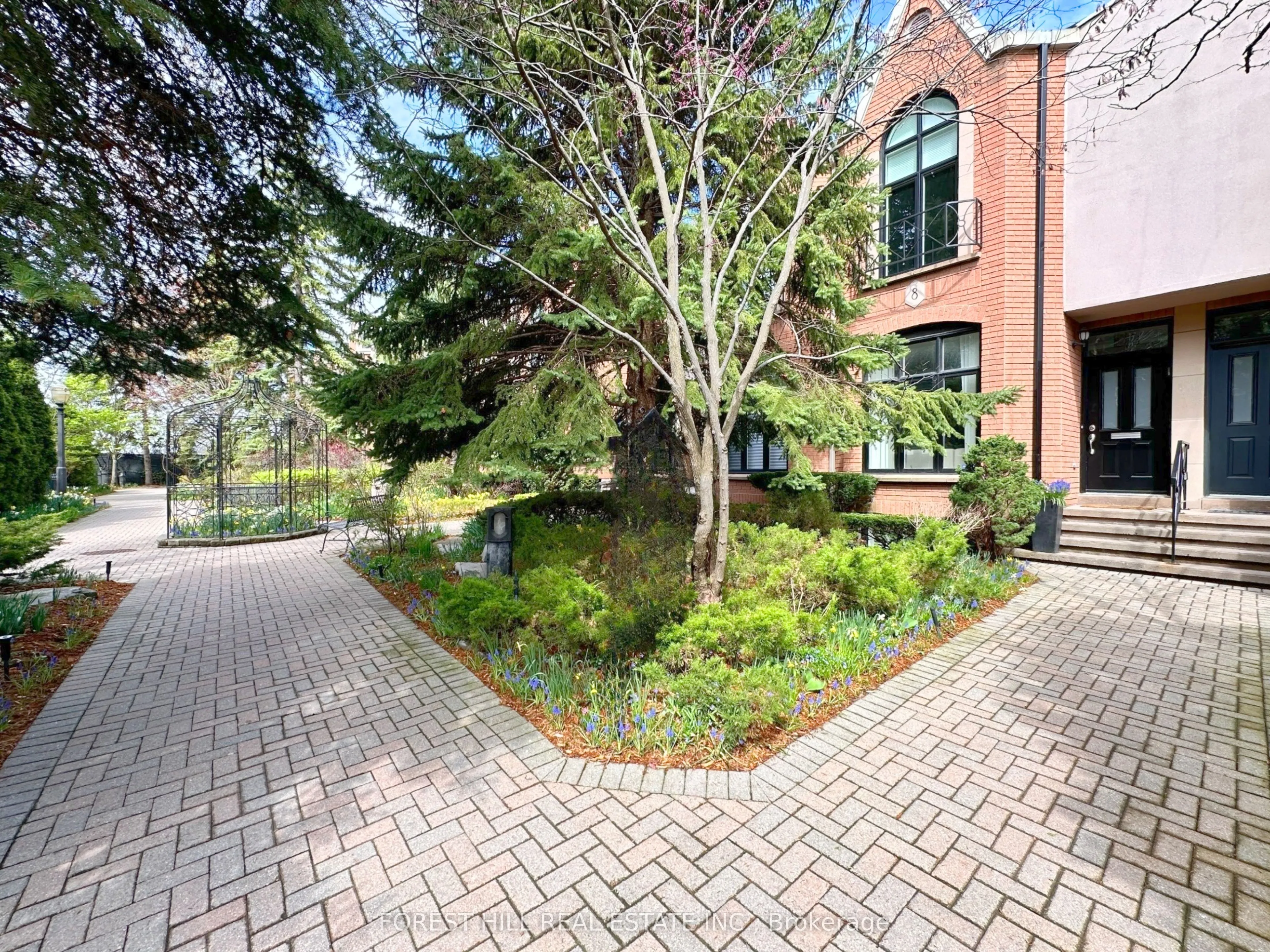 8 Alex Mews