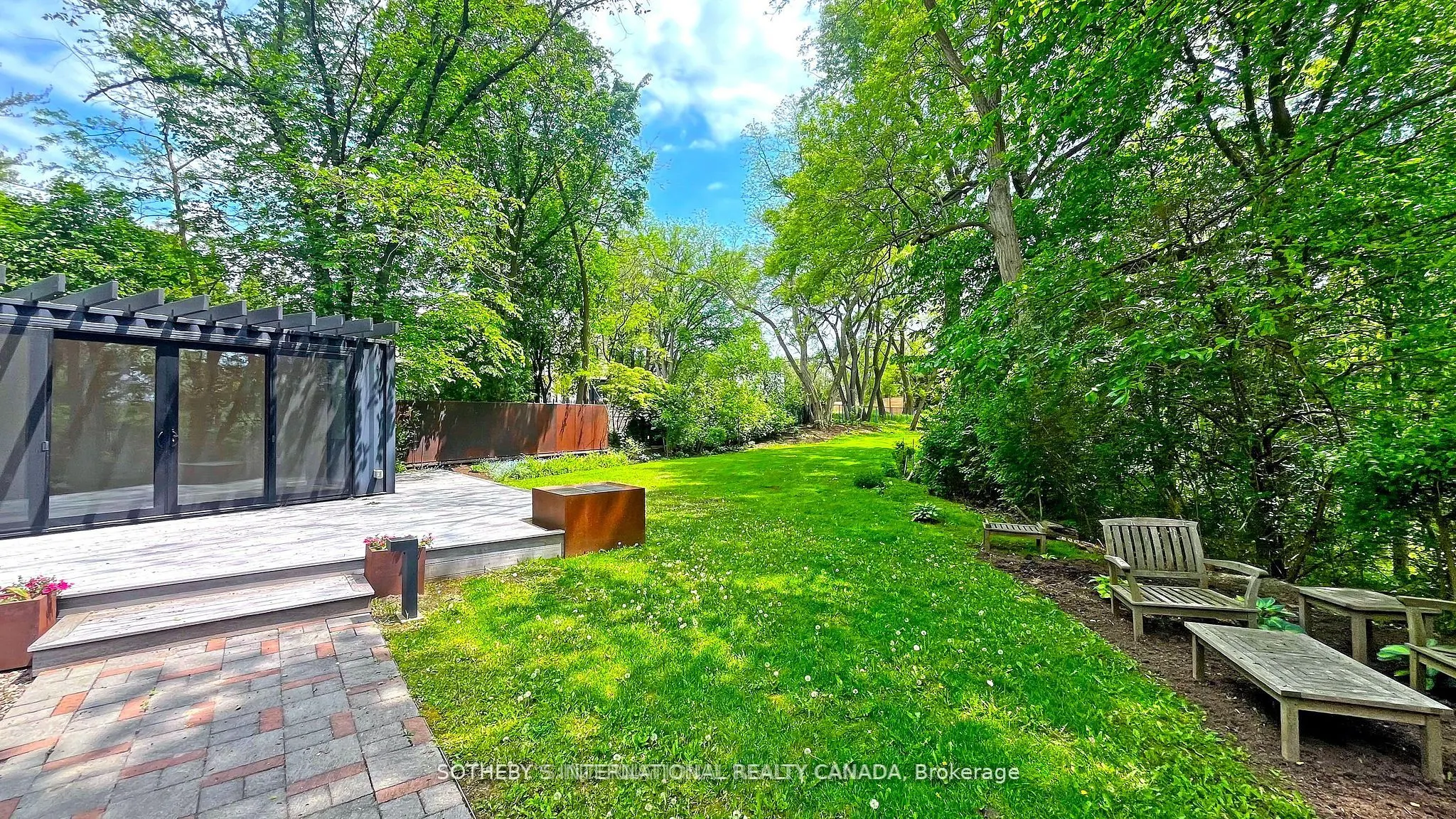 372 Old Yonge Street