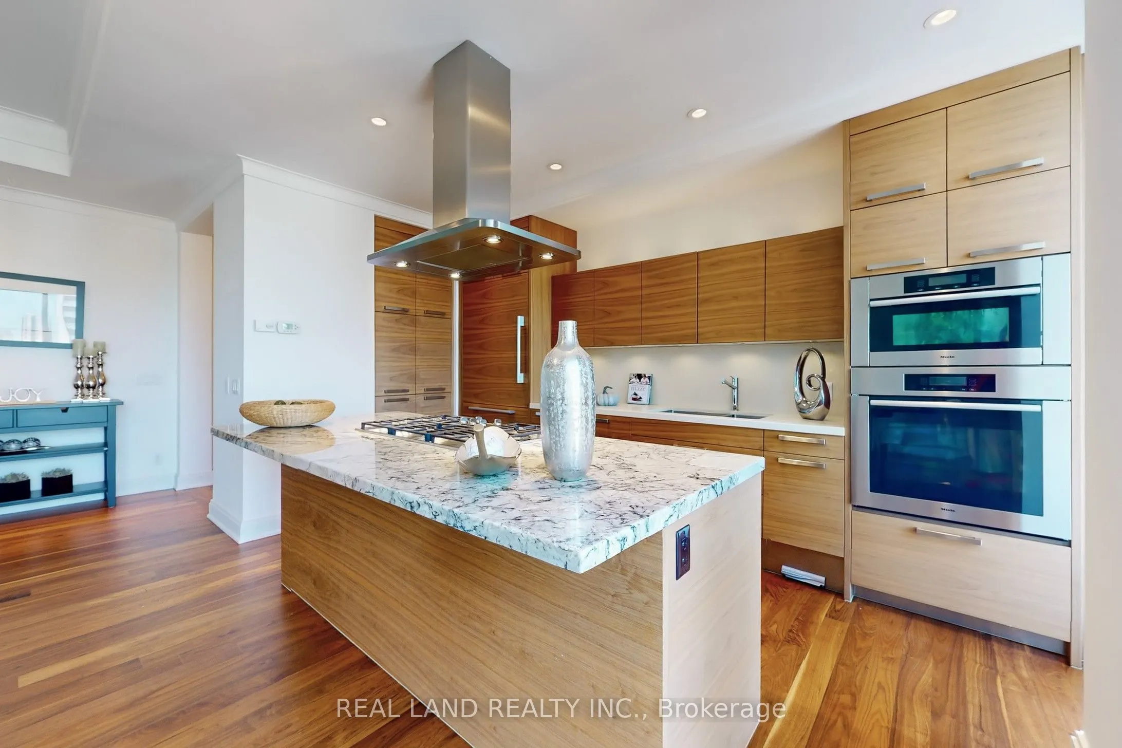 206 Bloor Street W, #1001