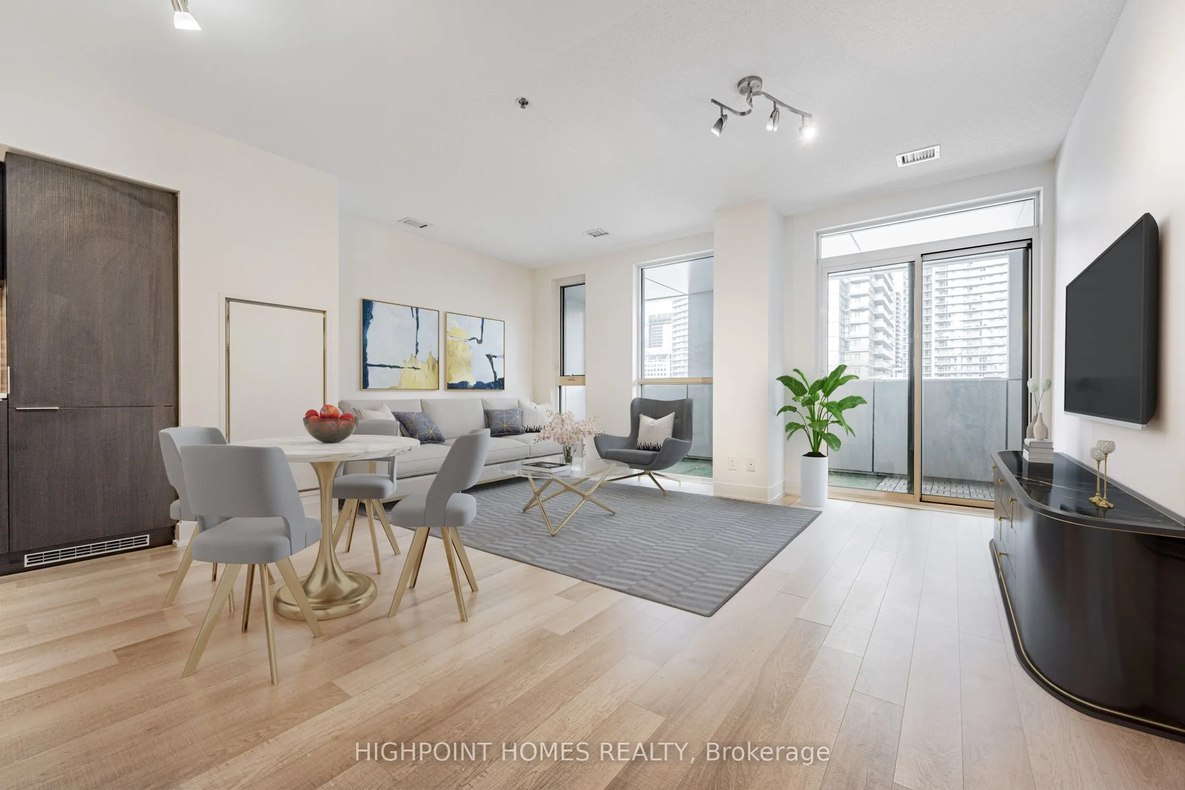 318 Richmond Street W, #909