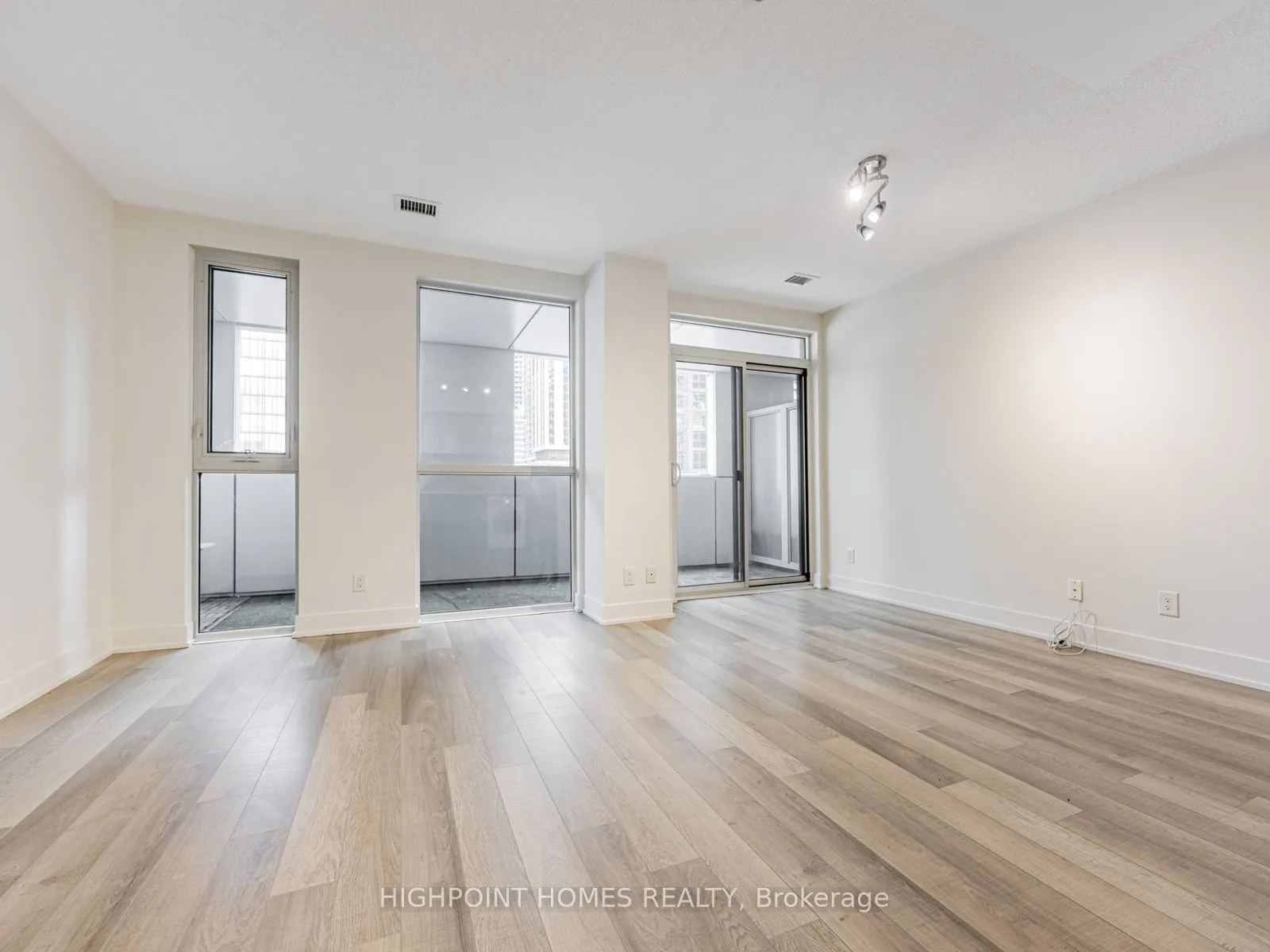 318 Richmond Street W, #909