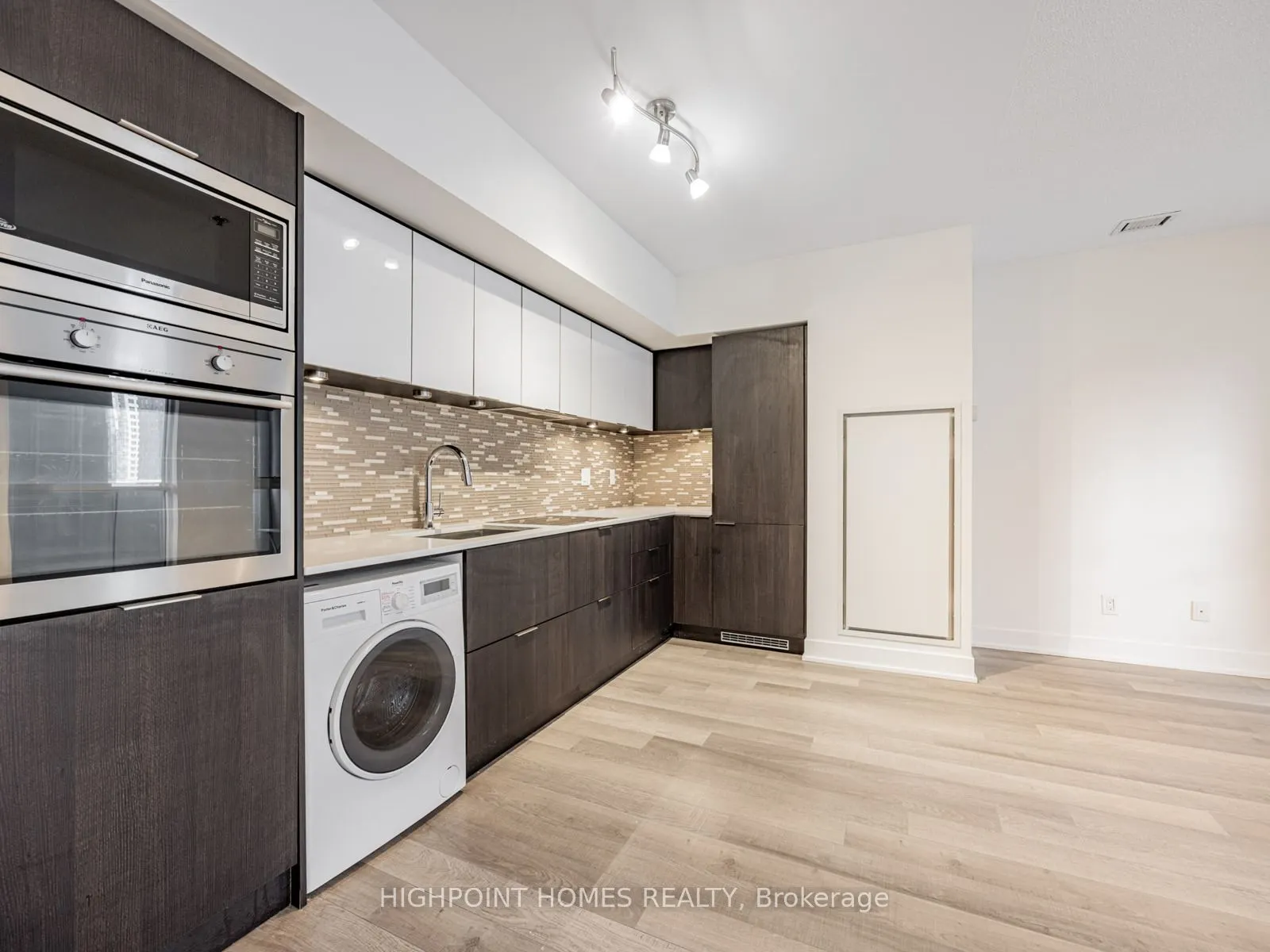 318 Richmond Street W, #909