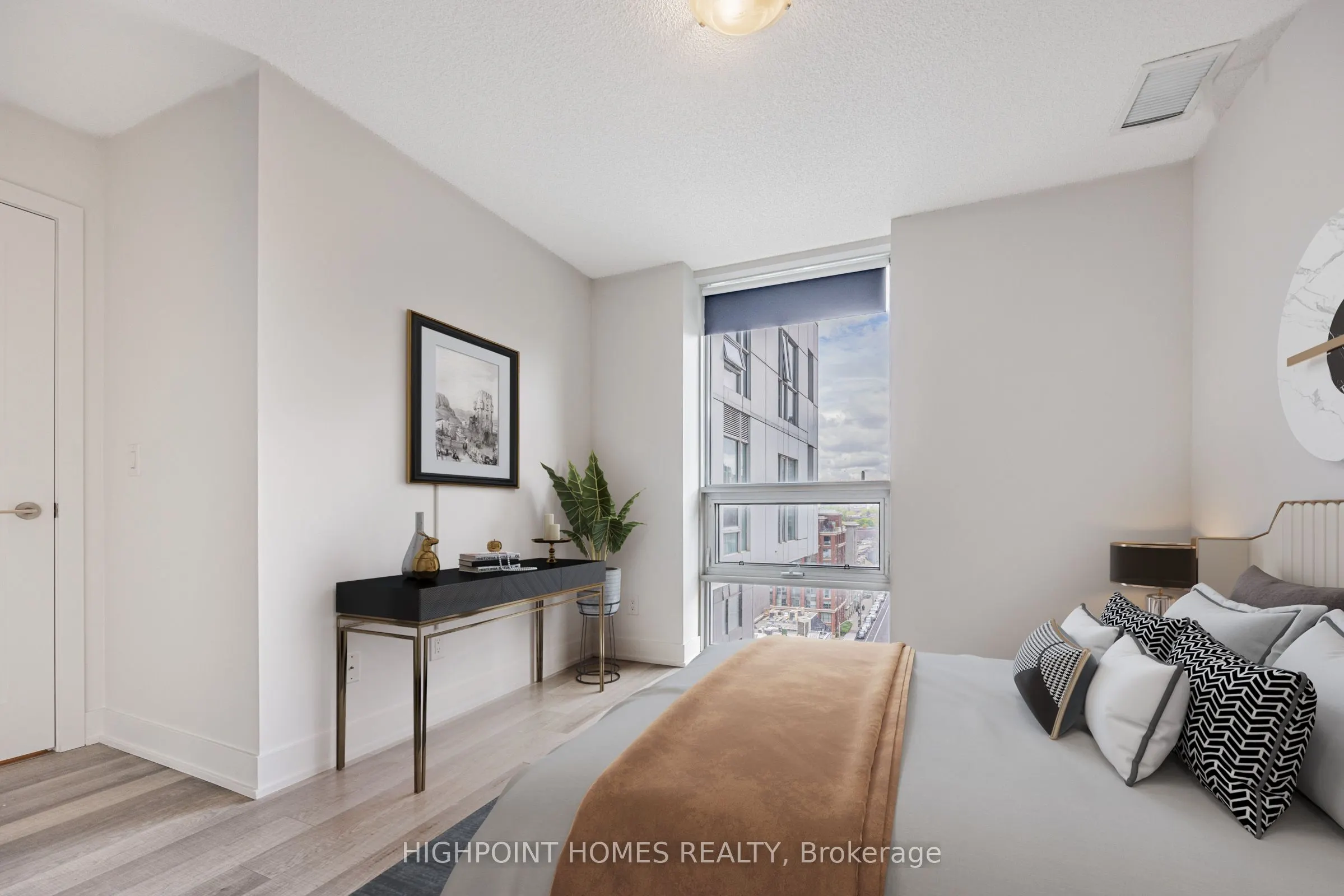 318 Richmond Street W, #909