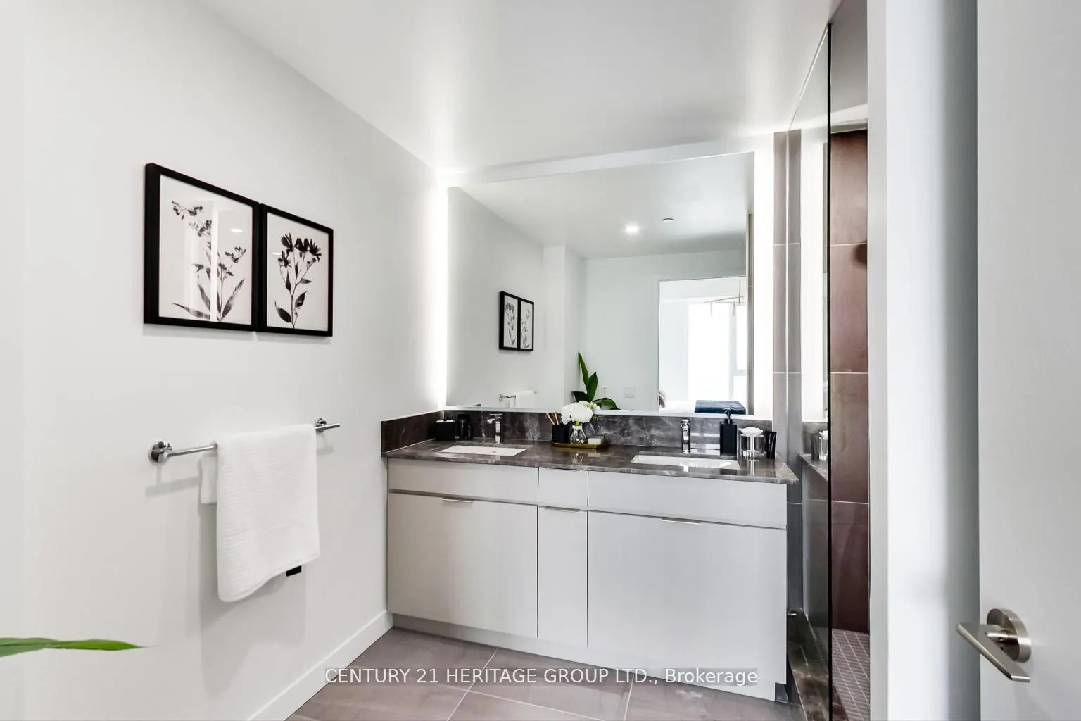 185 Alberta Avenue, #907