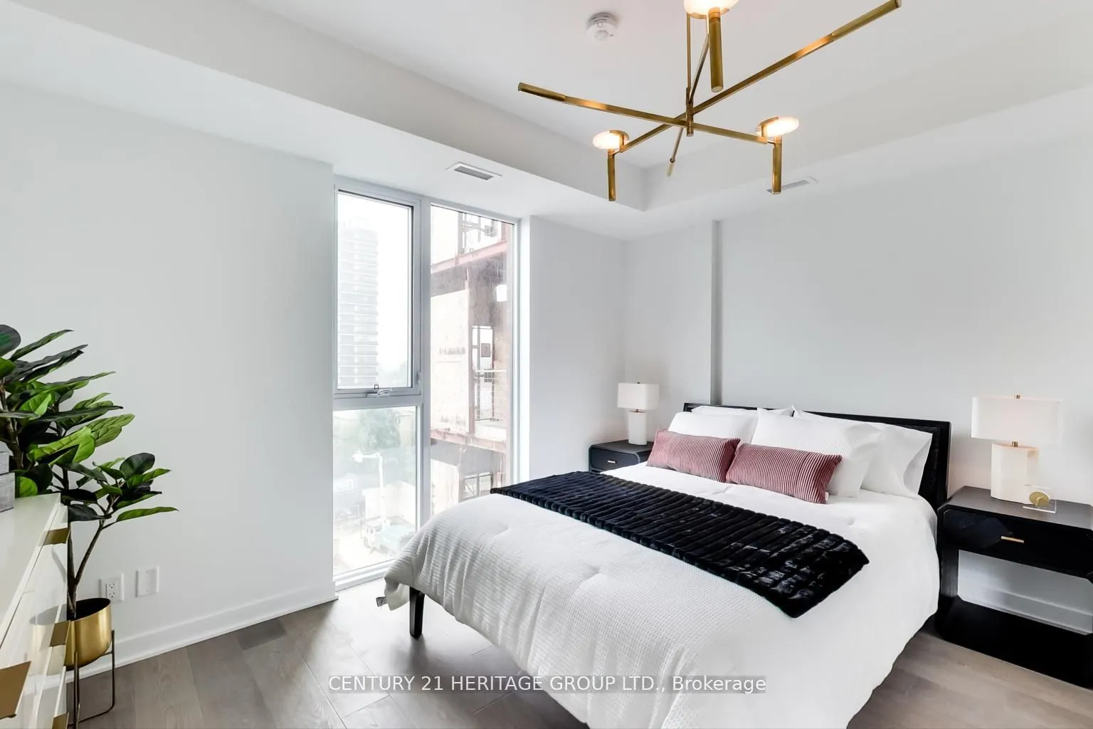 185 Alberta Avenue, #907