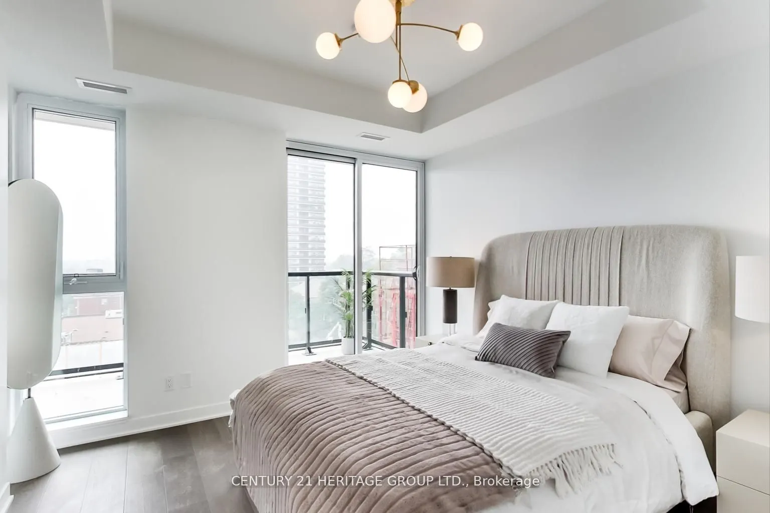 185 Alberta Avenue, #907