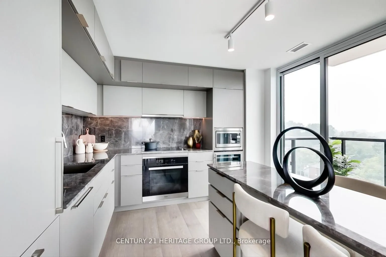 185 Alberta Avenue, #907