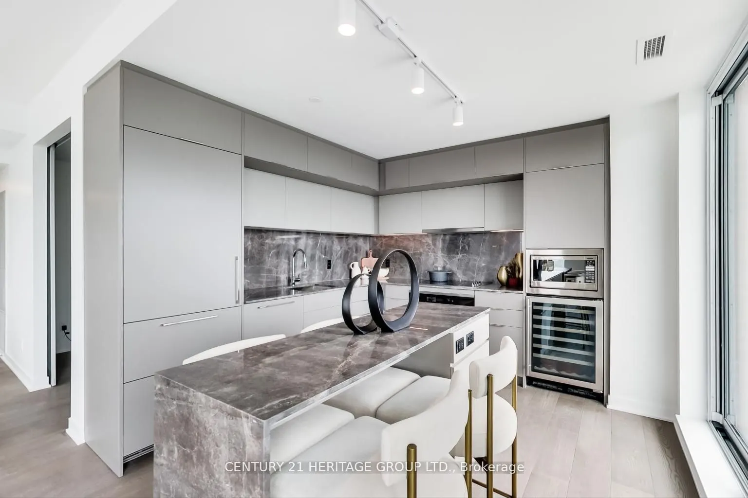 185 Alberta Avenue, #907