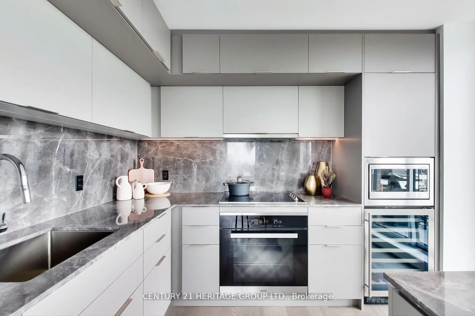 185 Alberta Avenue, #907