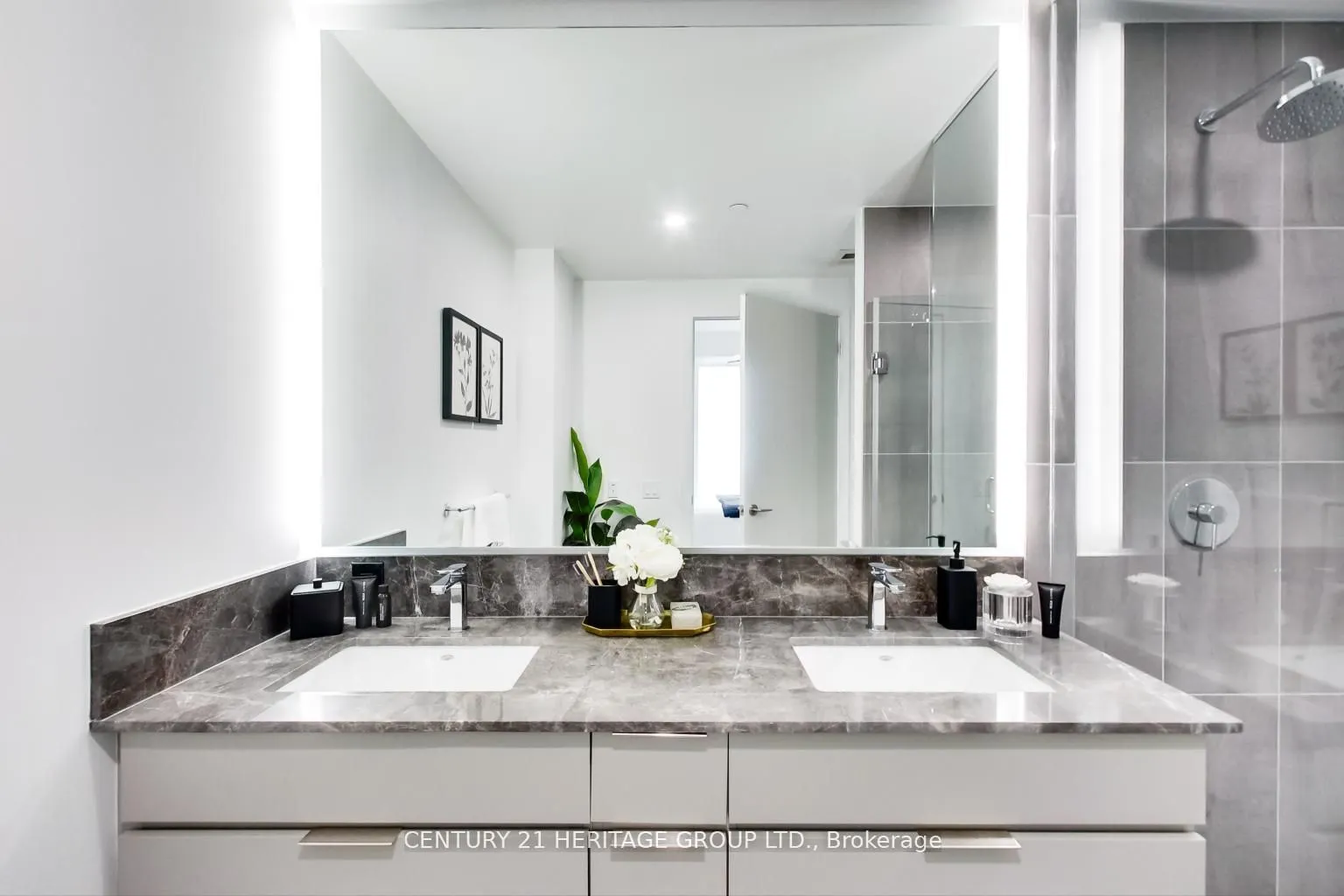 185 Alberta Avenue, #907