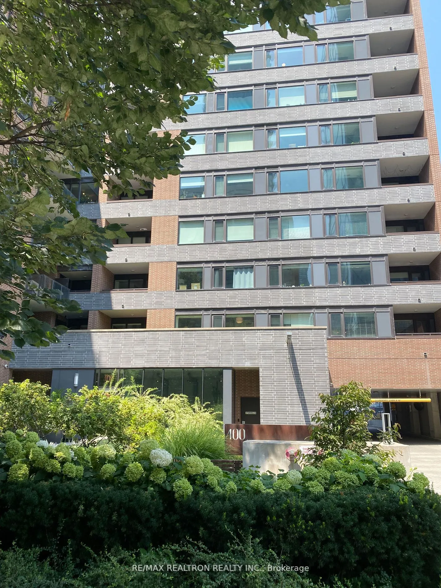 400 Wellington Street W, #704