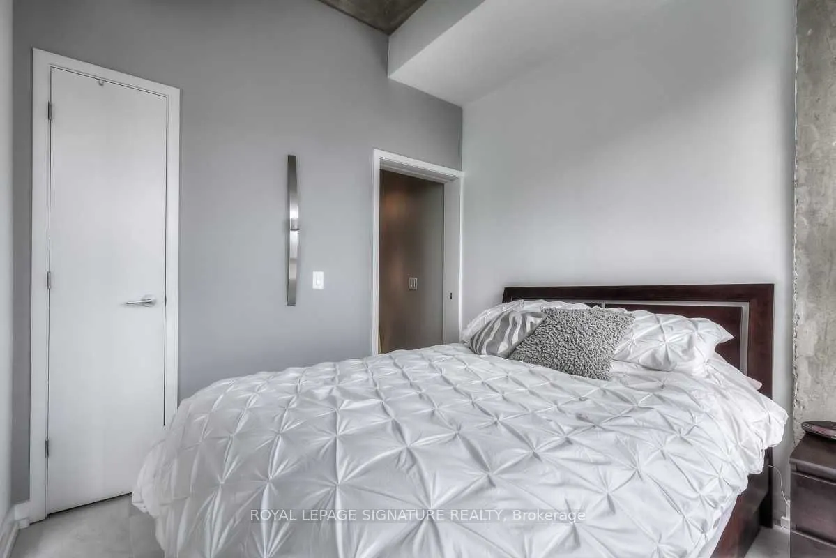 60 Bathurst Street, #909