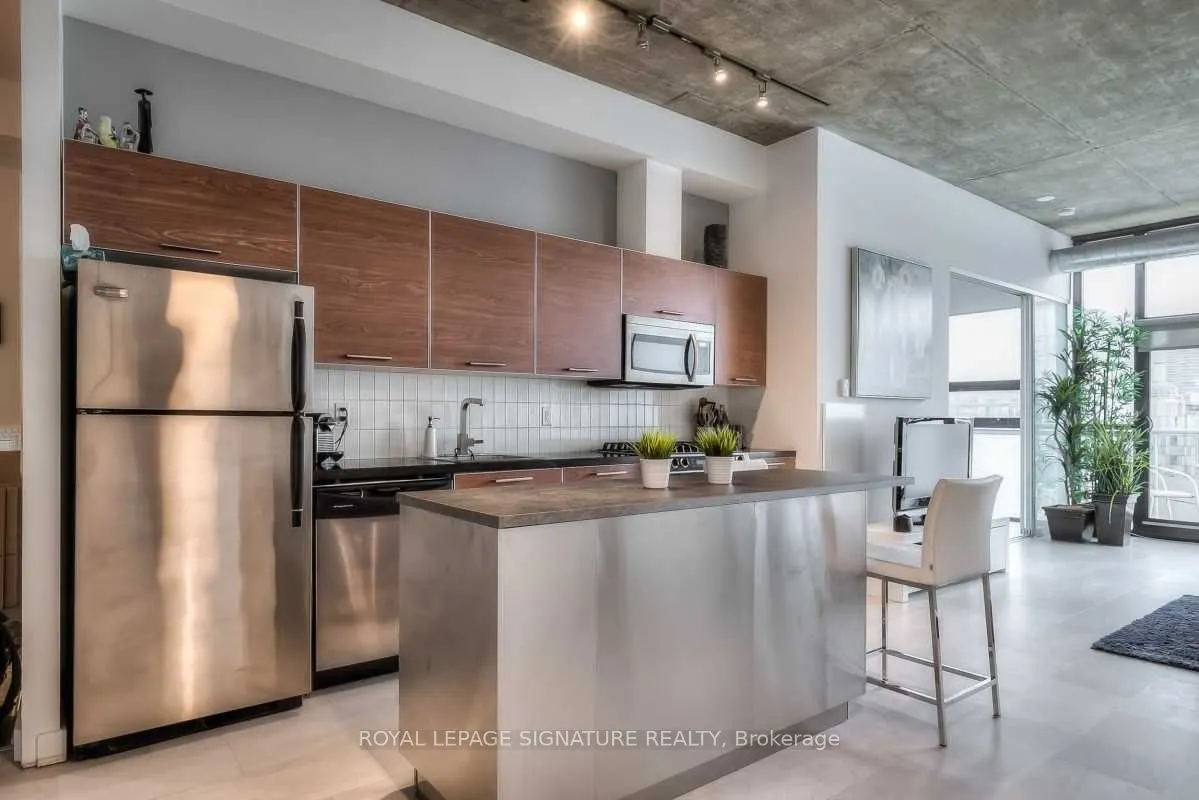 60 Bathurst Street, #909