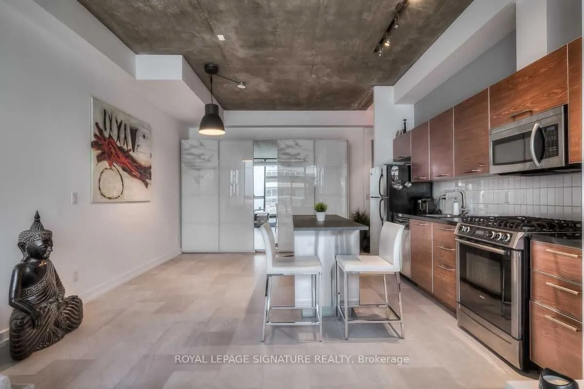60 Bathurst Street, #909