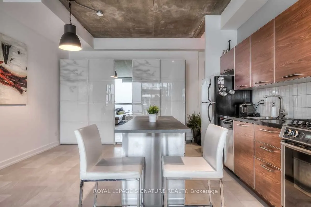 60 Bathurst Street, #909