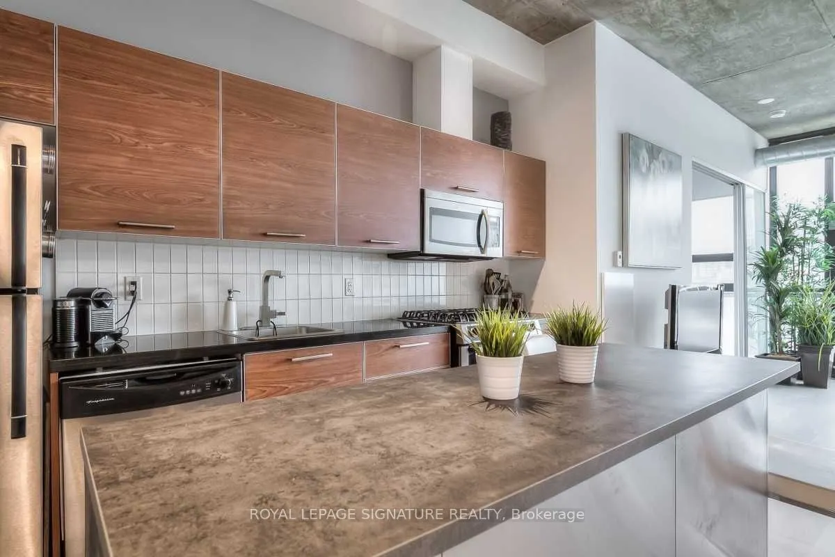60 Bathurst Street, #909