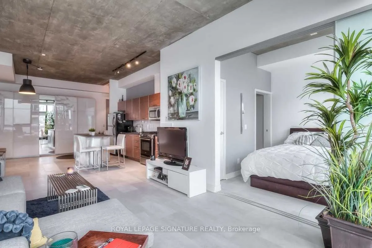60 Bathurst Street, #909