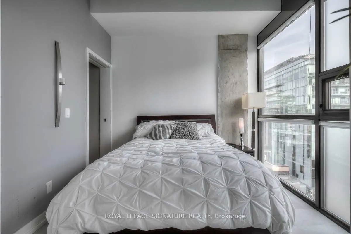 60 Bathurst Street, #909