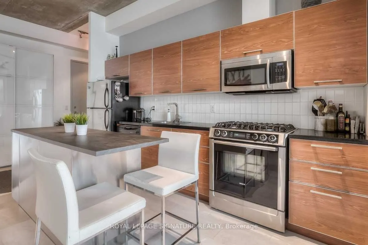 60 Bathurst Street, #909