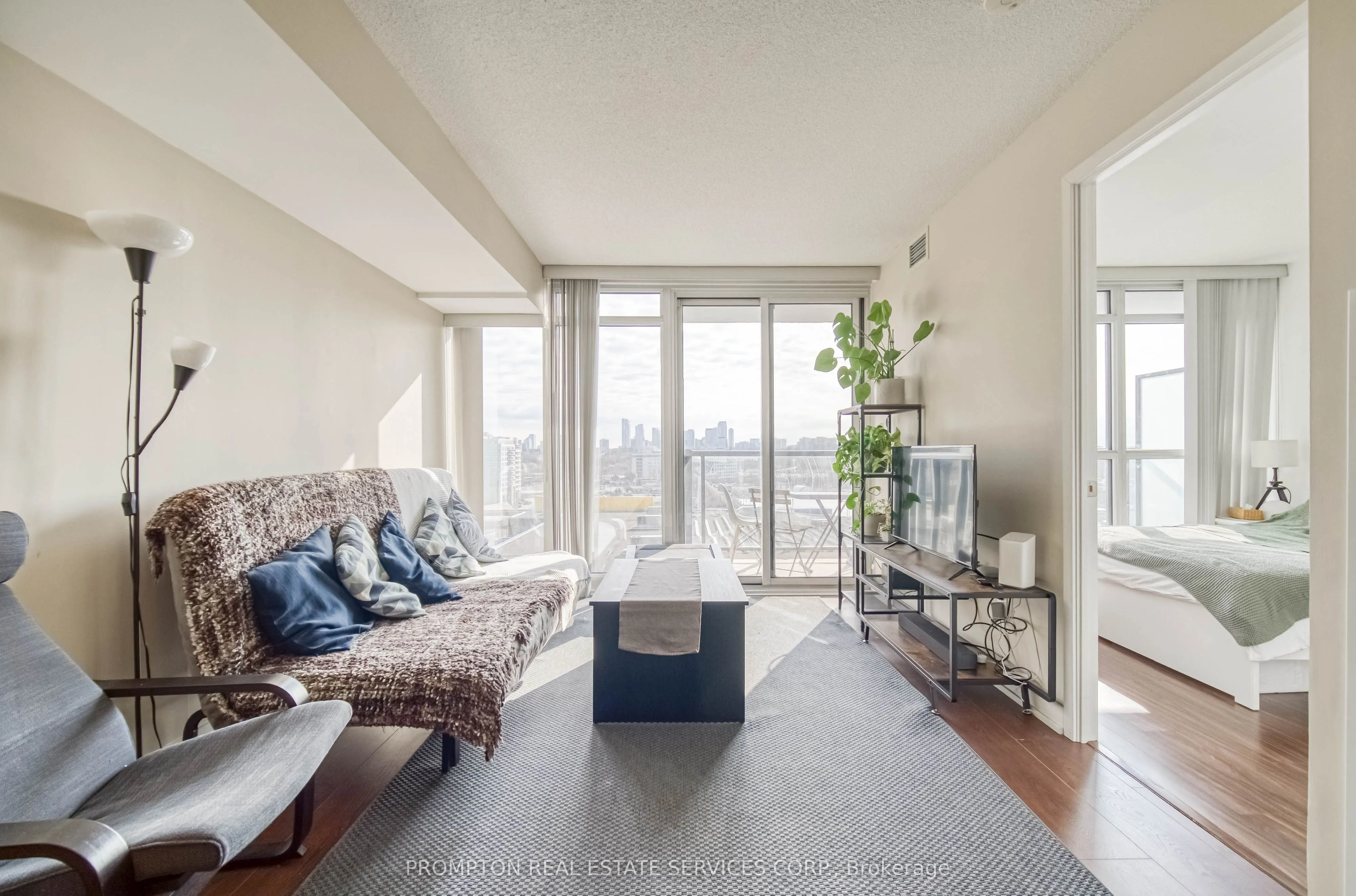 121 Mcmahon Drive, #807