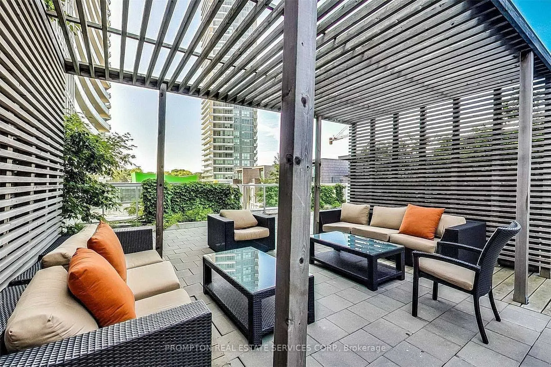 121 Mcmahon Drive, #807